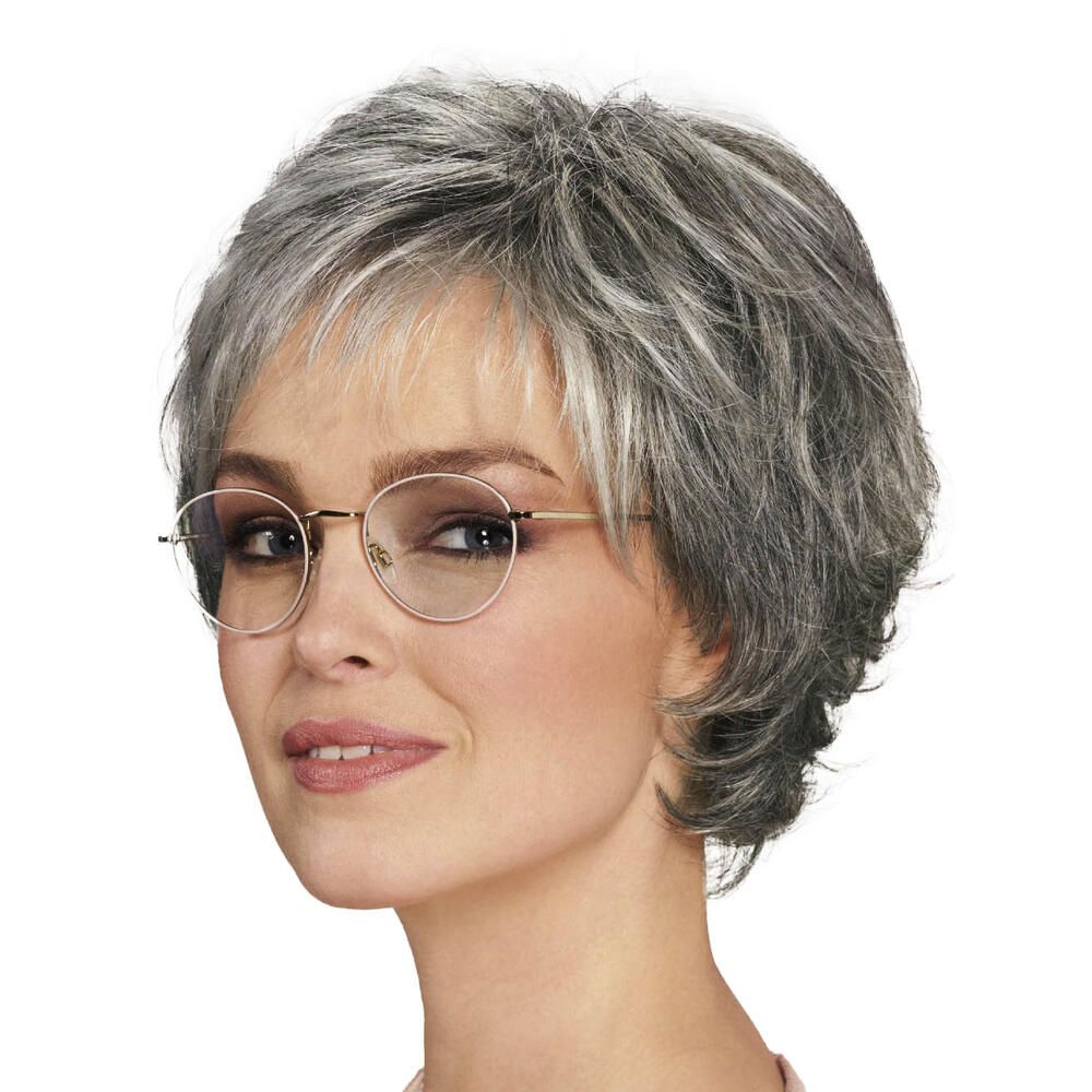 Kurzhaarperücke in Grau mit Brille. Frontalansicht einer Frau mit Perücke und runder Brille.