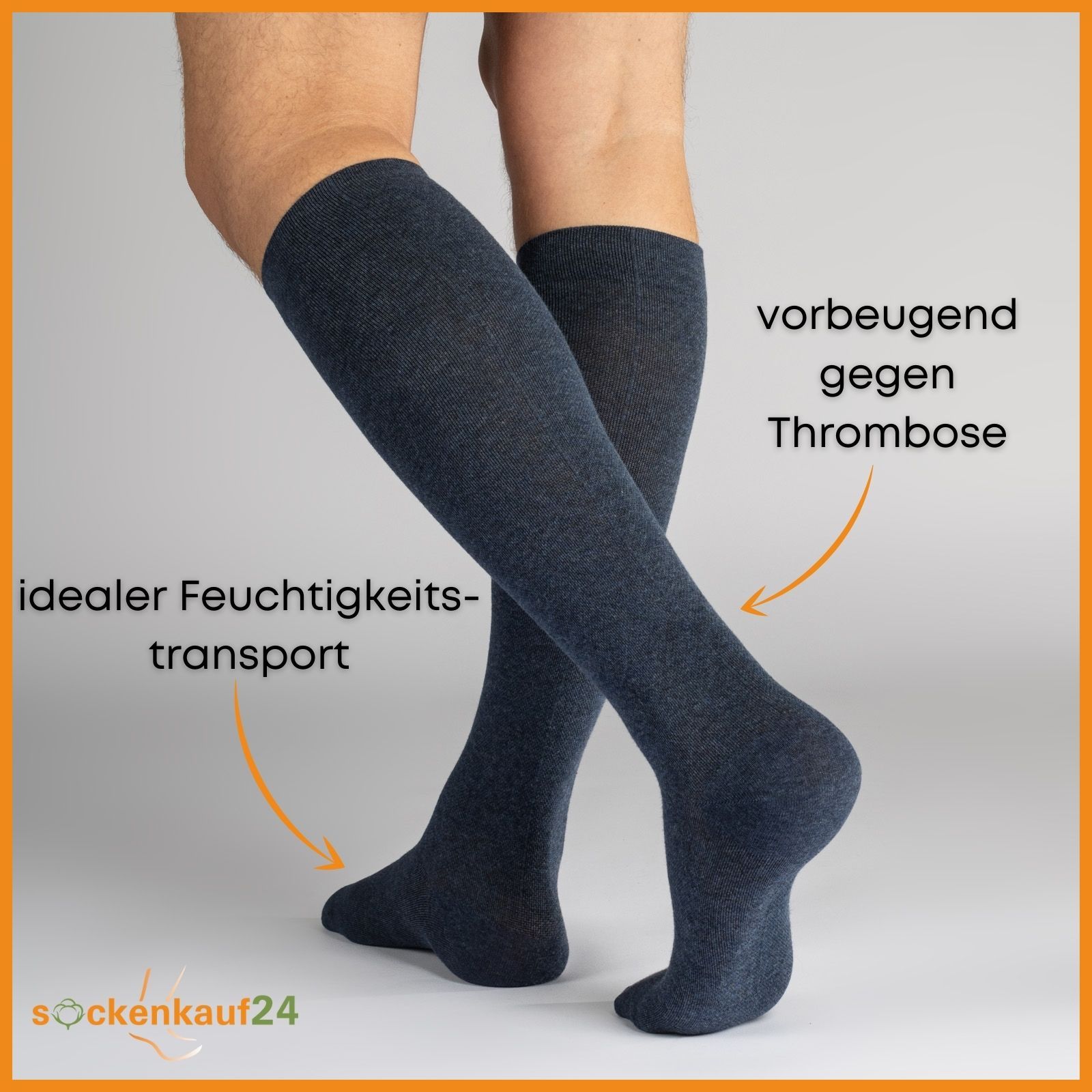 Person trägt dunkelblaue Kompressionsstrümpfe. Pfeile zeigen auf Eigenschaften: Feuchtigkeitstransport, Thrombosevorbeugung.