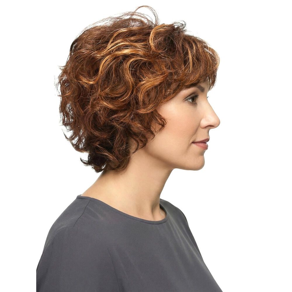 Kurzhaarperücke mit gewelltem Haar in Braun- und Blondtönen. Seitenansicht einer Frau mit grauem Oberteil.