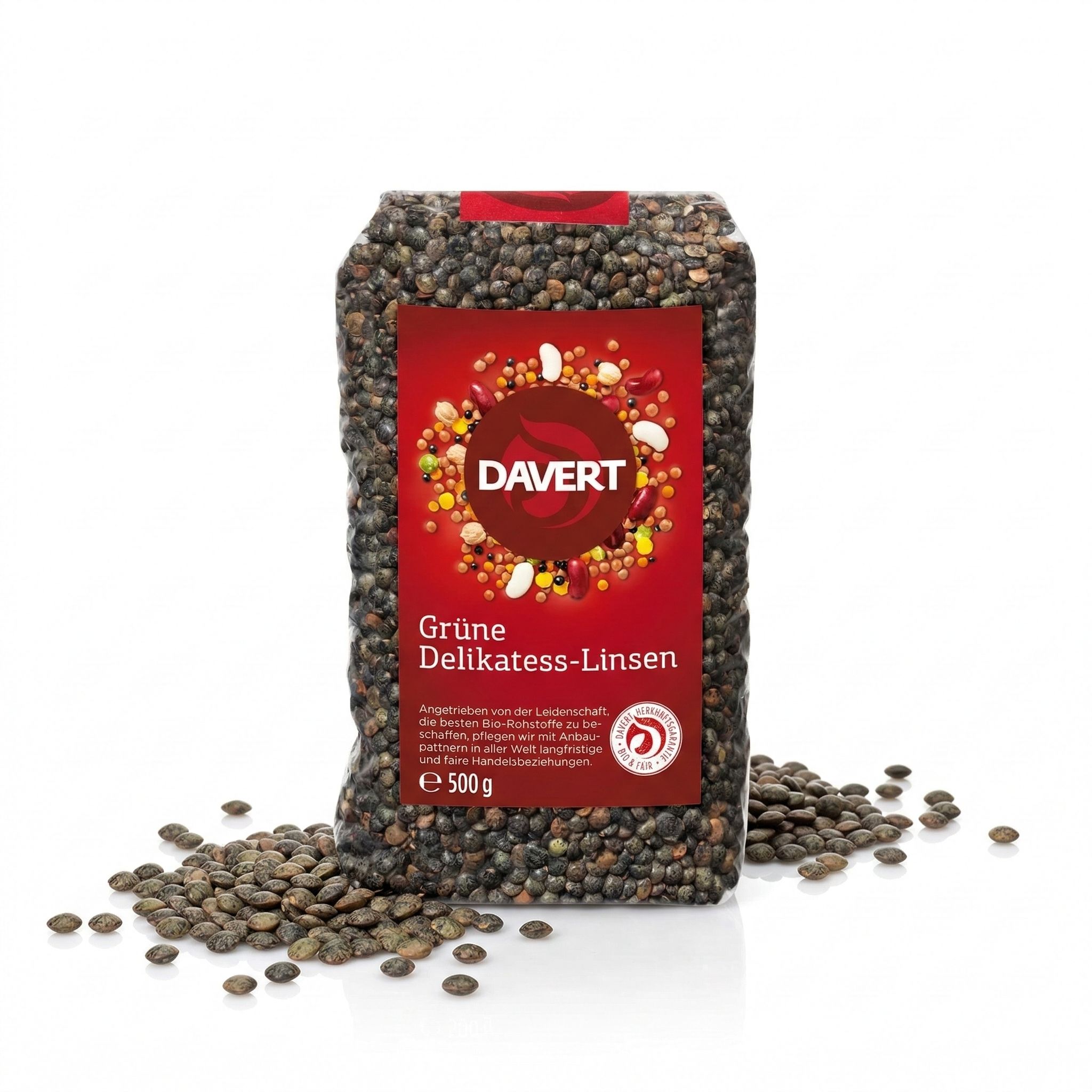 Packung Davert Grüne Delikatess-Linsen, 500g. Linsen sind auf dem Tisch verstreut.