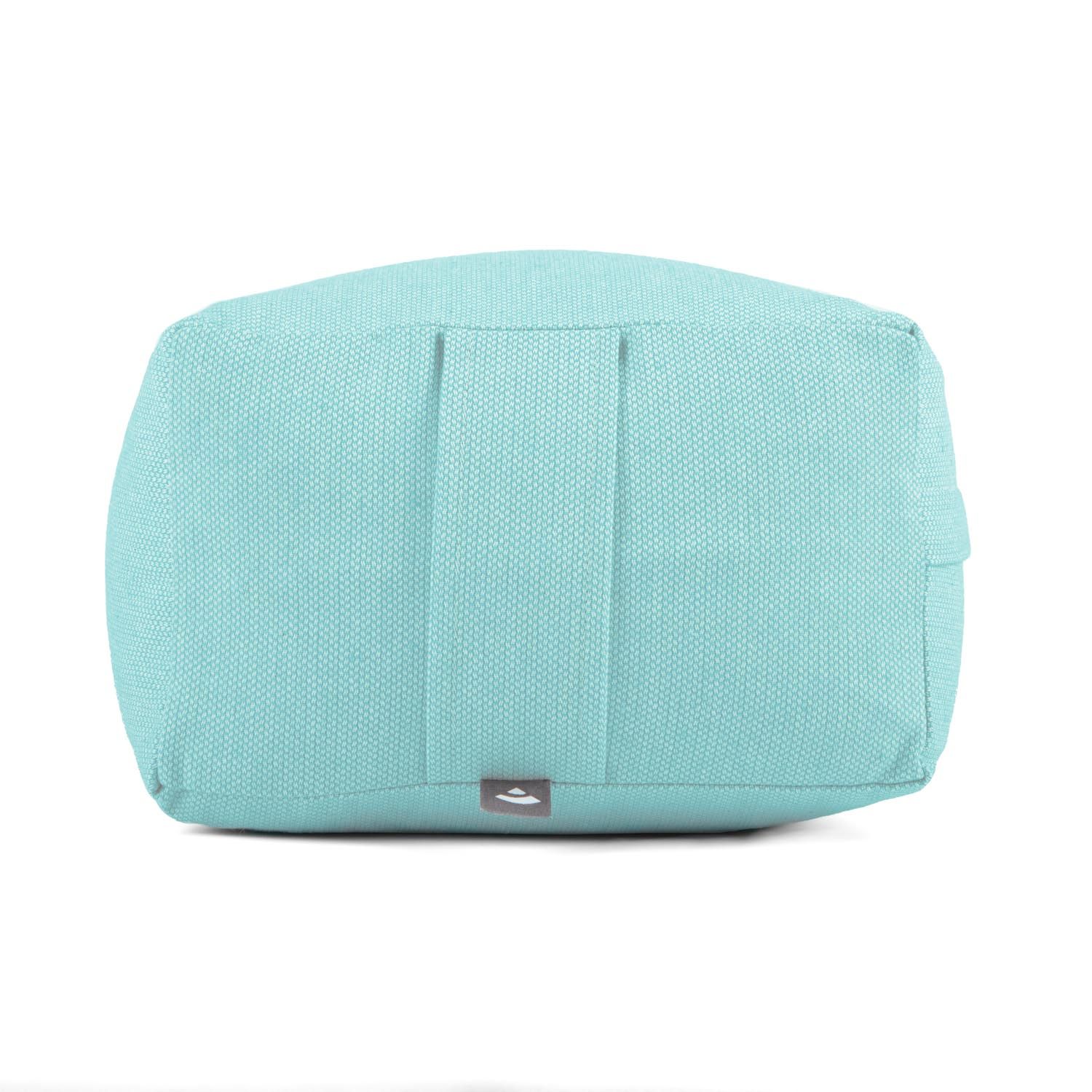 Türkisfarbenes Yoga-Bolster. Rechteckige Form mit abgerundeten Kanten. Stoffstruktur sichtbar. Kleines Logo an der Seite.