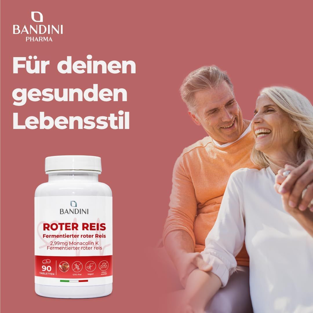 Bandini Roter Reis Tabletten. Weiße Flasche mit rotem Etikett. Aufschrift: Roter Reis, 90 Tabletten. Paar im Hintergrund.