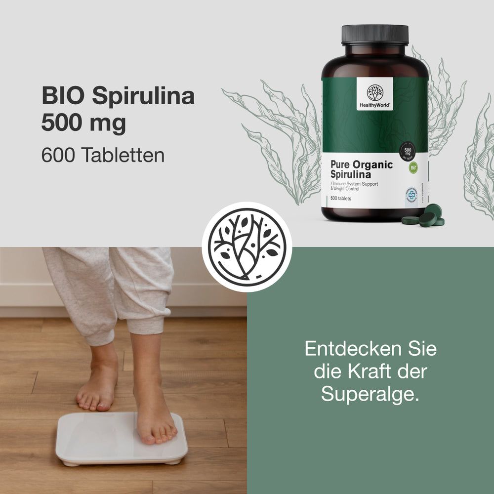 Person steht auf einer Waage. Daneben eine Flasche mit grünem Etikett. Aufschrift: BIO Spirulina 500 mg, 600 Tabletten. Logo: HealthyWorld.