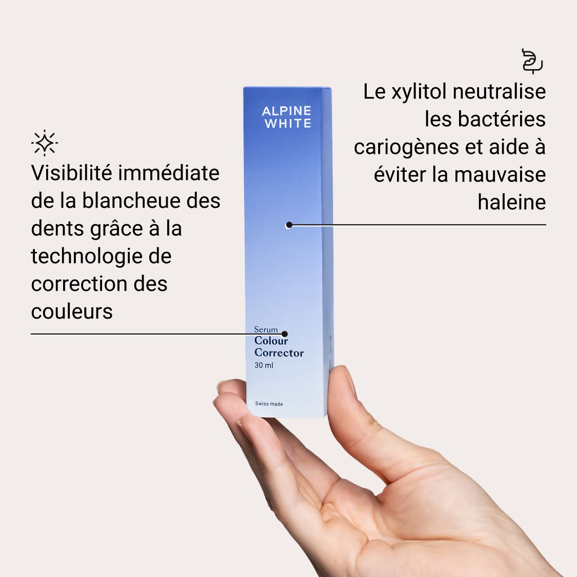 Main tenant l'emballage. Emballage bleu avec texte. ALPINE WHITE, Serum Colour Corrector, 30 ml. Origine suisse.