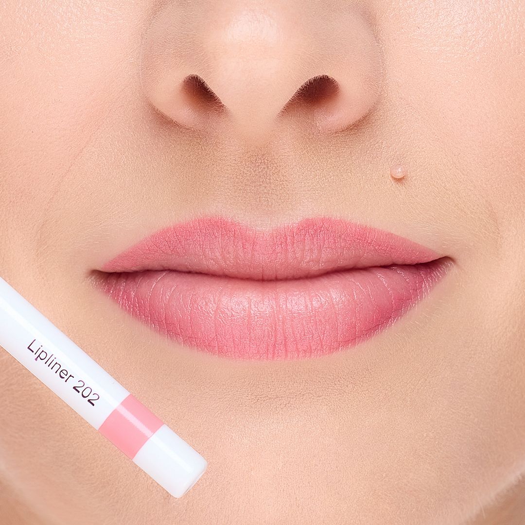 Nahaufnahme eines Mundes mit aufgetragenem rosa Lipliner. Ein Teil des Cosline Lipliner 202 ist sichtbar.
