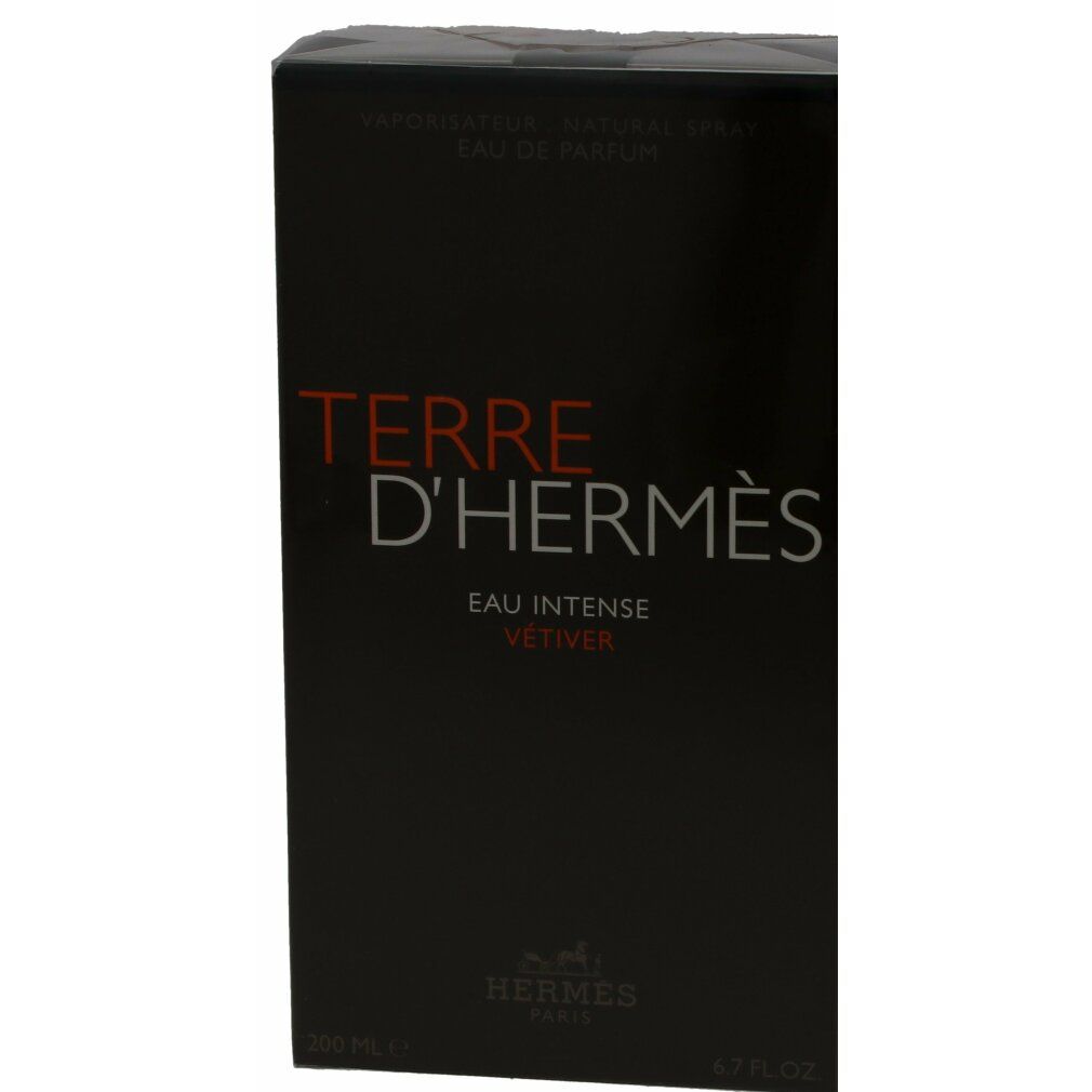 Schwarzer Karton mit roter und weißer Schrift. Text: Terre d'Hermès Eau Intense Vétiver. Unten: Hermes Logo.