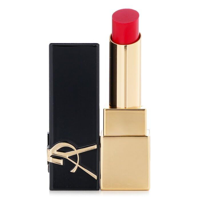 Roter Lippenstift mit goldfarbenem Gehäuse, daneben schwarze Kappe. YSL-Logo sichtbar.