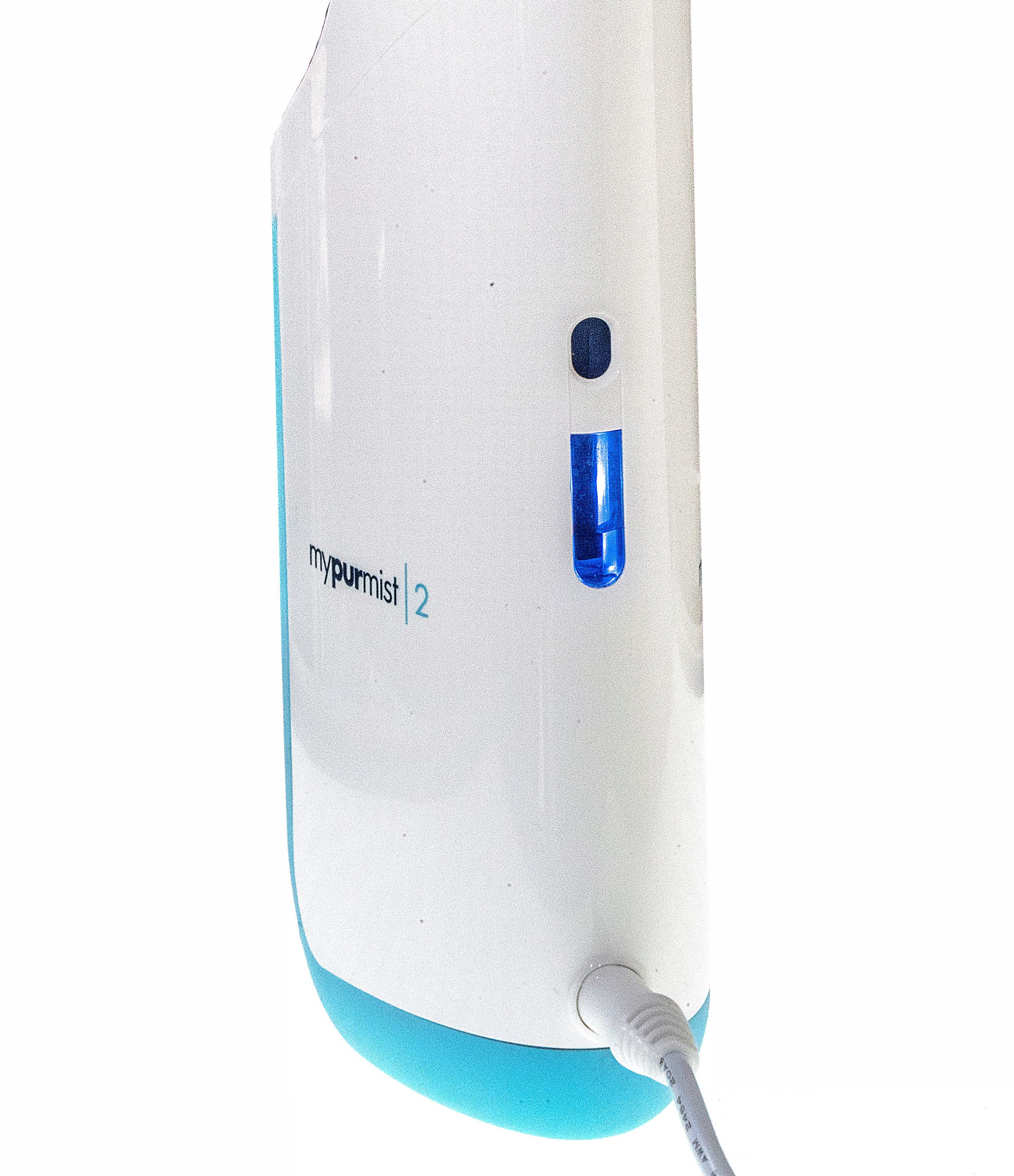 Nahaufnahme Inhalator. Inhalator weiß-blau, mit Bedienknöpfen und Kabel. Produktname sichtbar. Blaues Licht an der Seite.
