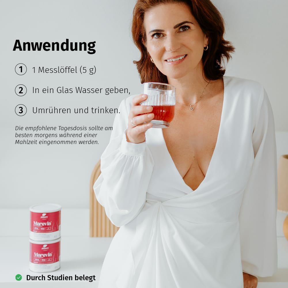 Frau hält Glas mit Flüssigkeit. Text: Anwendung: 1 Messlöffel (5 g) in Glas Wasser geben, umrühren und trinken. Zwei Dosen Marevia im Hintergrund. Durch Studien belegt.