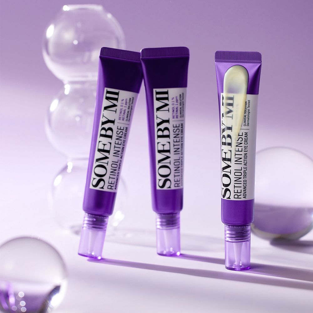 Drei Tuben Augencreme, lila, mit weißer Schrift. Aufschrift: SOME BY MI Retinol Intense Advanced Triple Action Eye Cream.