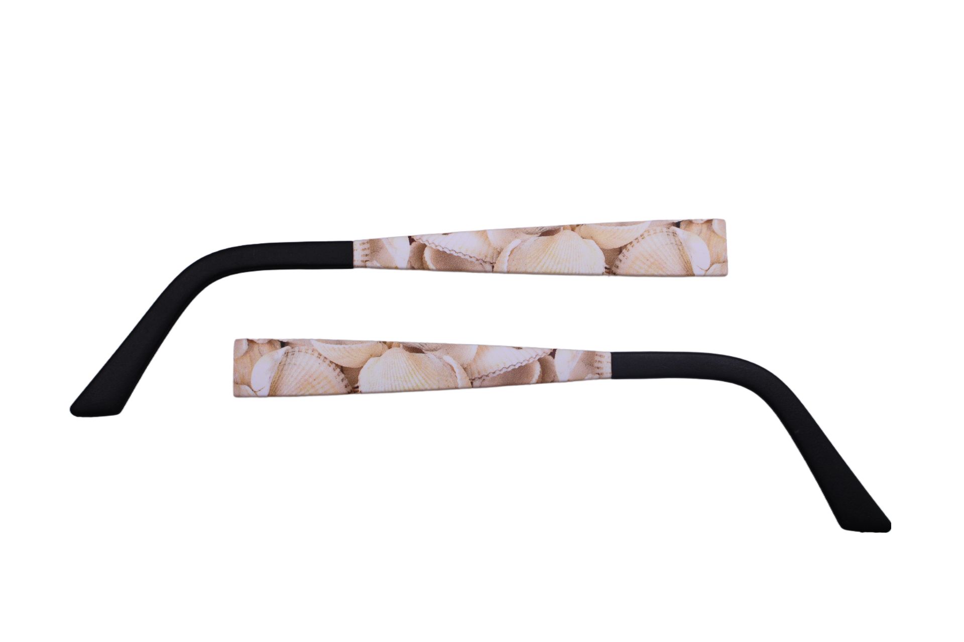 Zwei Brillenbügel. Schwarze Bügelenden, gemusterte Mittelstücke mit beigen Elementen.