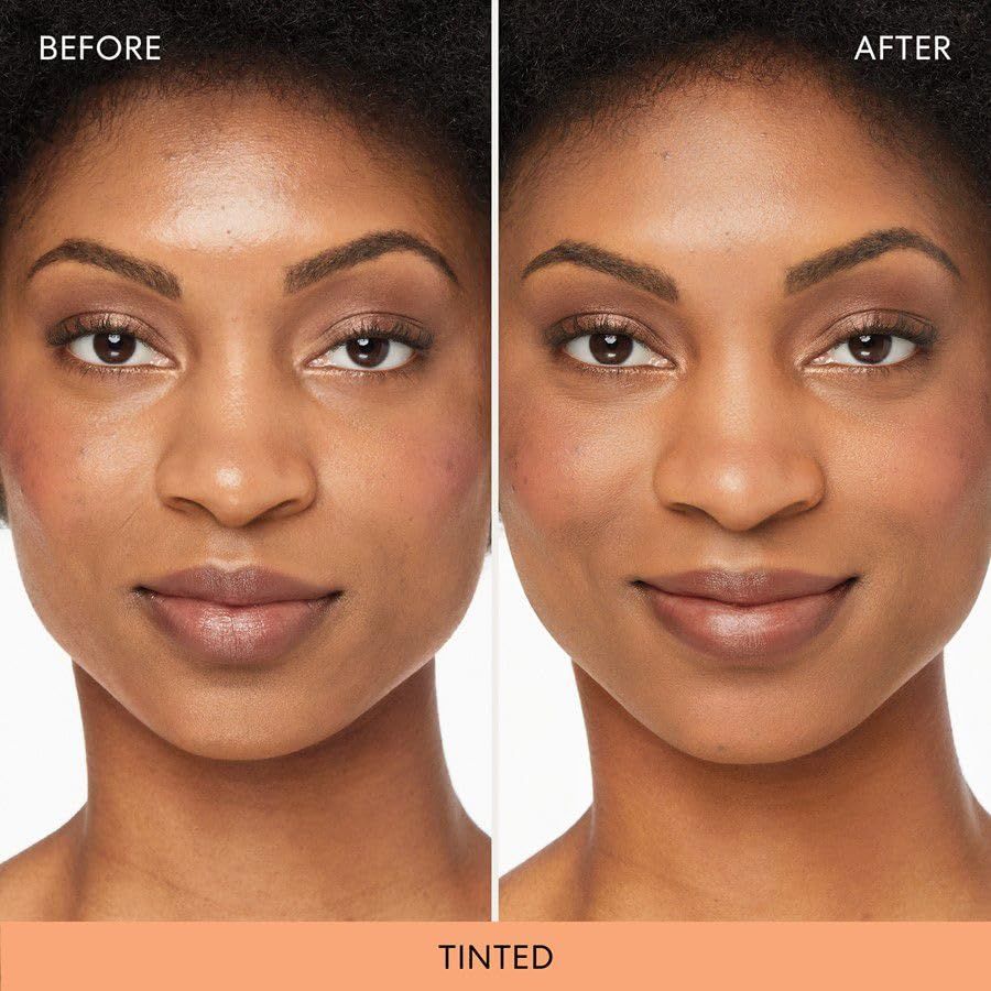 Vorher-Nachher-Vergleich. Frauengesicht mit und ohne getöntes Puder. Text: "TINTED".