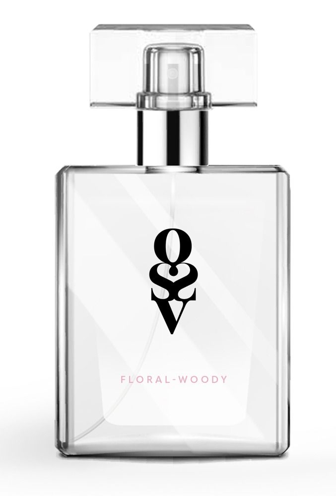 Quadratischer, transparenter Parfümflakon mit silbernem Zerstäuber. Logo und Text Floral-Woody. Klar und minimalistisch.