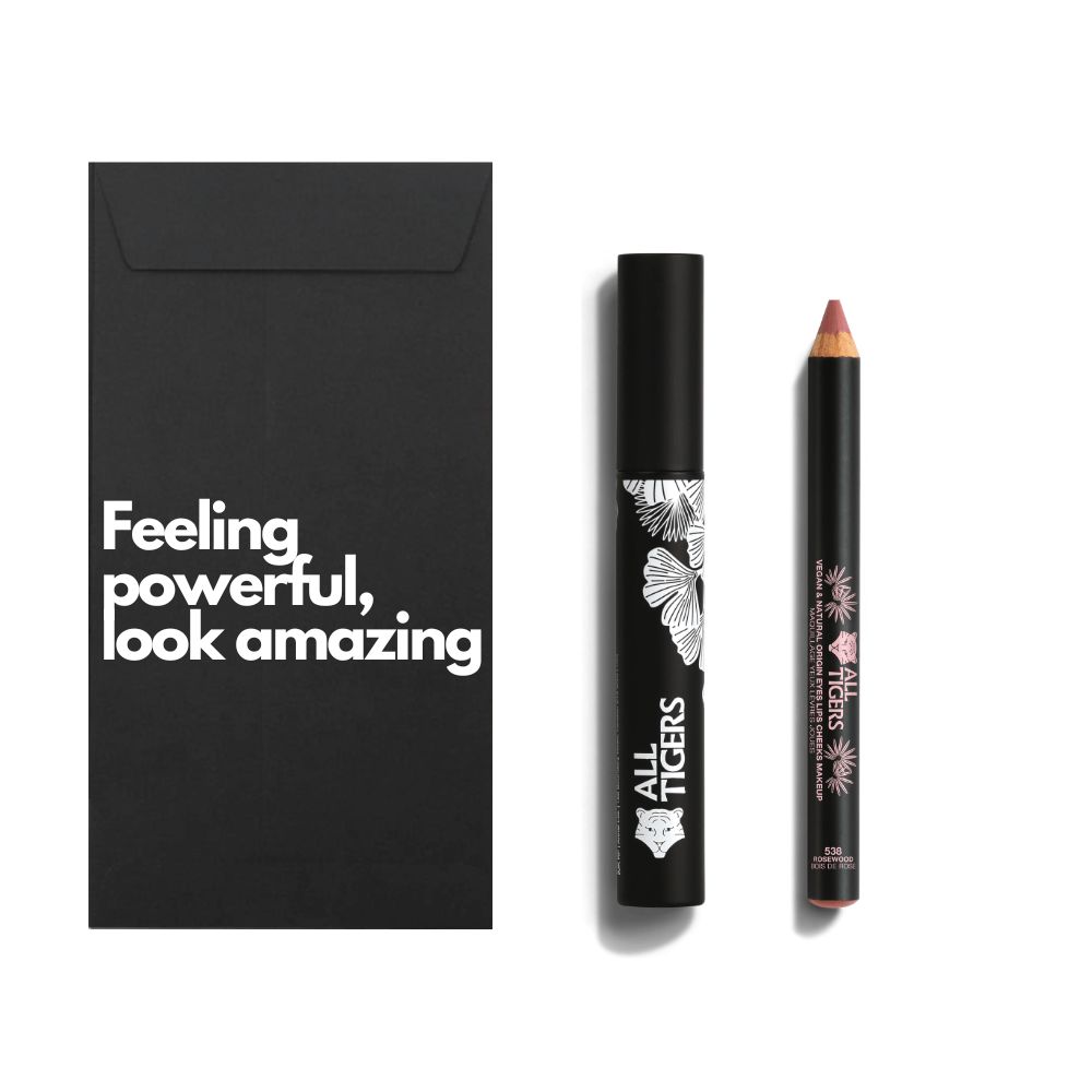 Schwarzes Set mit Mascara, Lipliner und Umschlag. Auf dem Umschlag steht "Feeling powerful, look amazing".