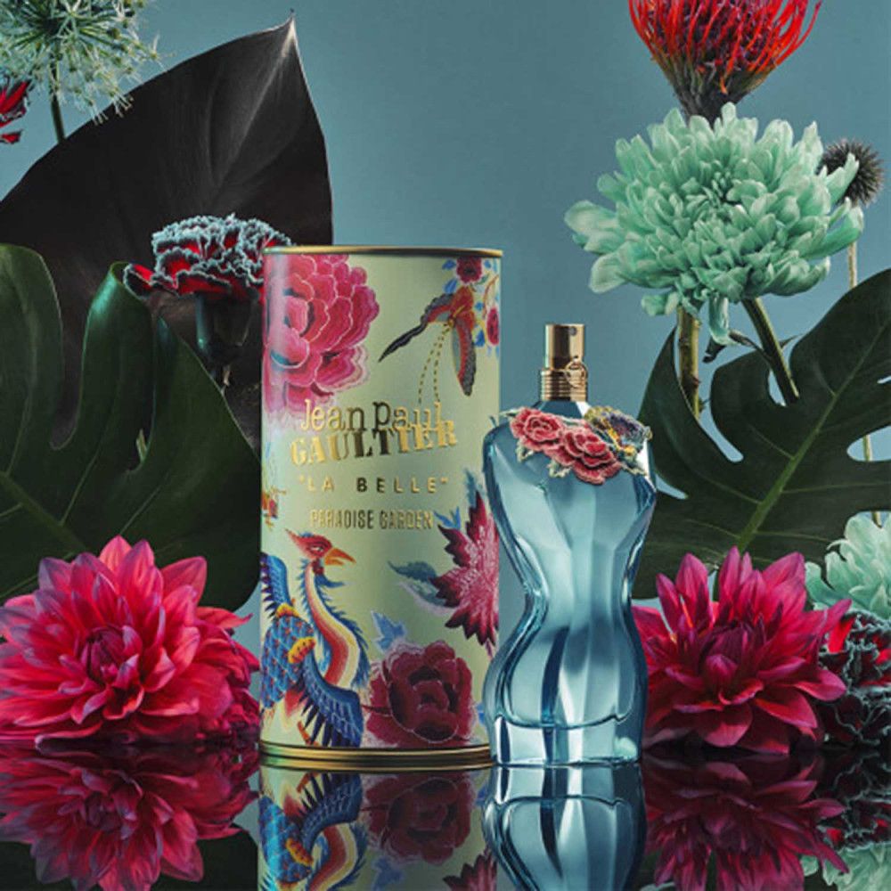 Türkis geformter Flakon und Dose mit floralem Muster. Aufschrift: JEAN PAUL GAULTIER LA BELLE PARADISE GARDEN.