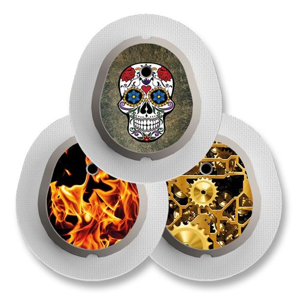 Drei runde Aufkleber mit verschiedenen Designs: Totenkopf, Flammen und Zahnräder. Weiße, runde Basis mit grauem Mittelteil.