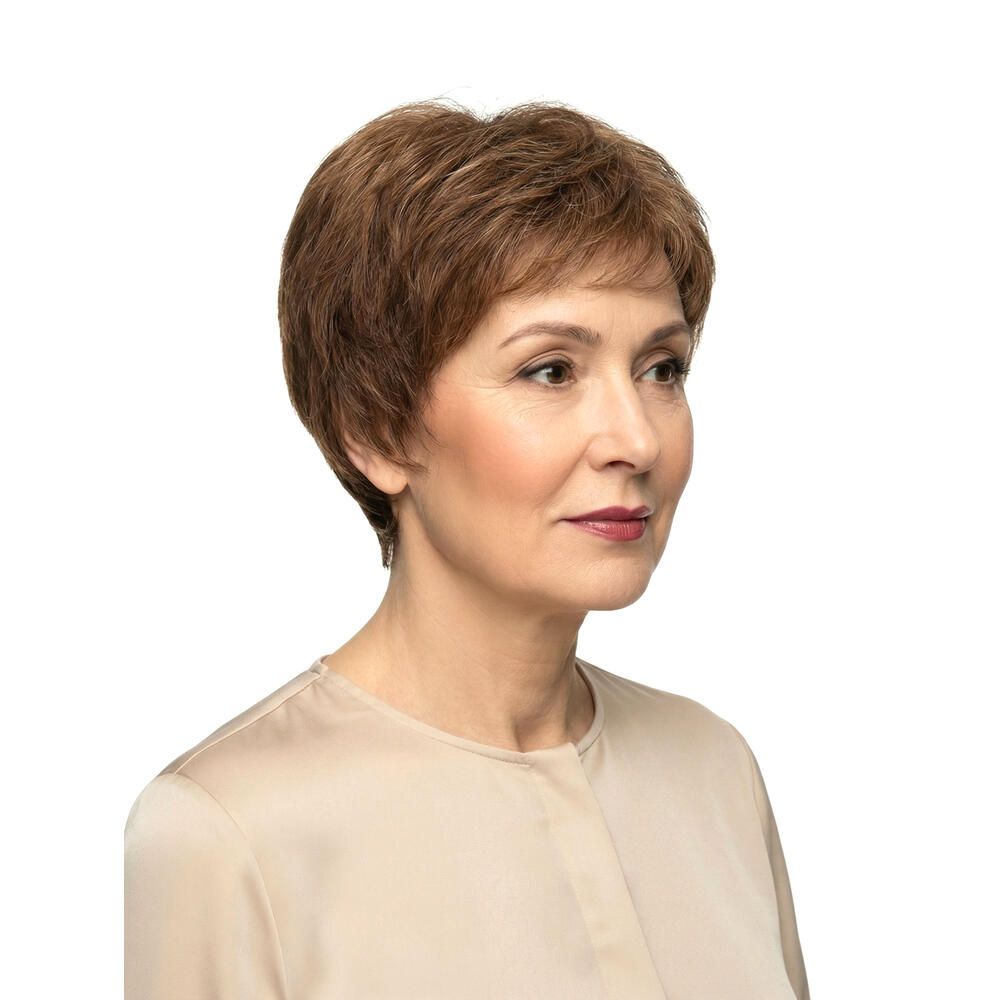 Kurzhaarperücke, braun, auf einer Frau. Dreiviertelansicht. Helles Oberteil.
