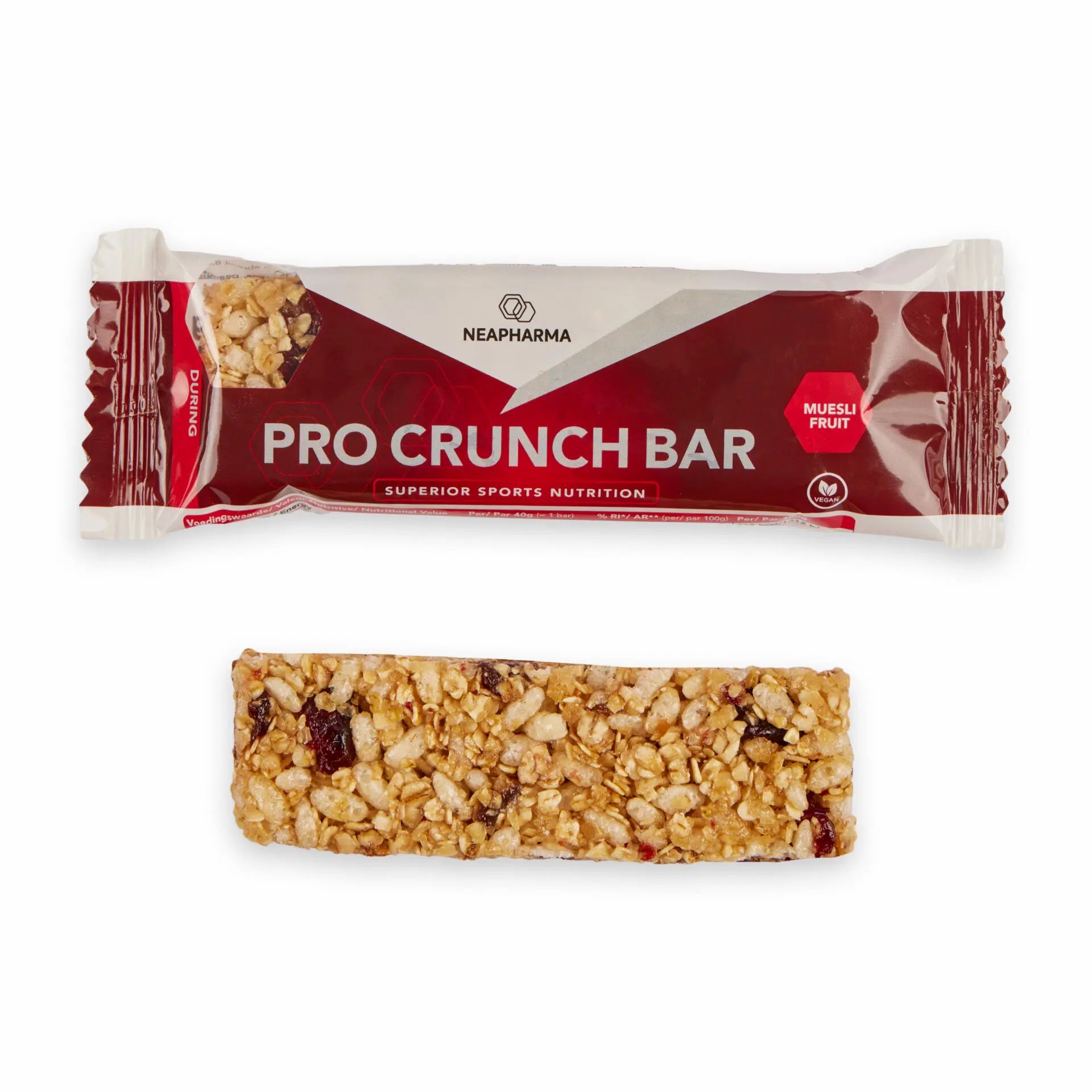 Einzelner Riegel, teilweise ausgepackt. Aufschrift: Pro Crunch Bar. Sichtbar: Müsli-Stückchen. Verpackung: Rot und Weiß.