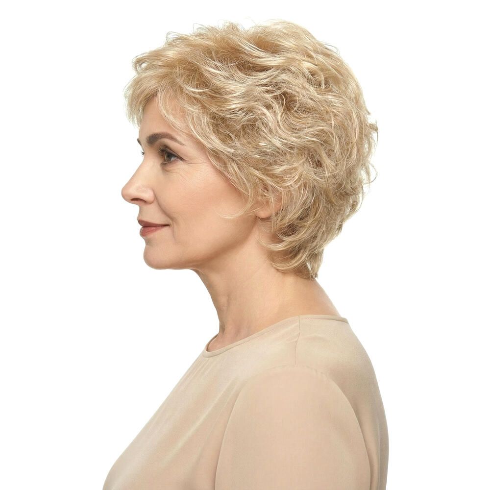 Blonde Perücke MONACO. Kurze, gewellte Frisur. Seitenansicht einer Frau mit beigem Oberteil.