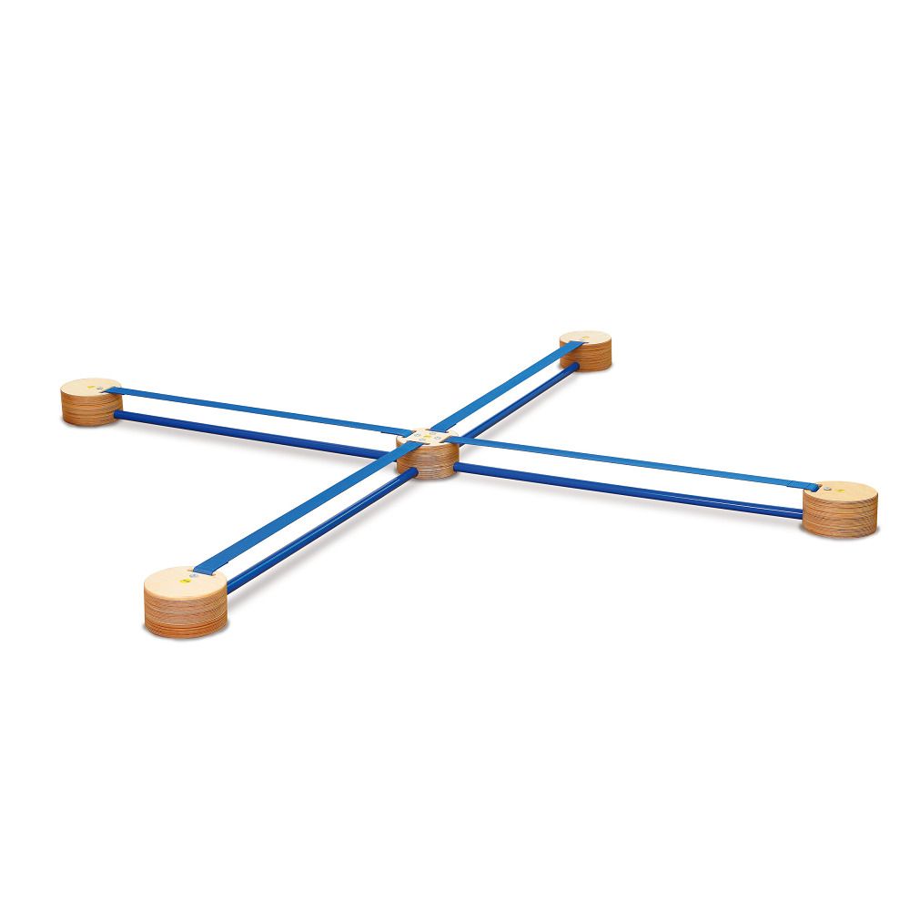 Slackspot CROSS. Holz- und blaue Elemente bilden ein Kreuz. An den Enden runde Holzscheiben. Zentrales Verbindungselement.