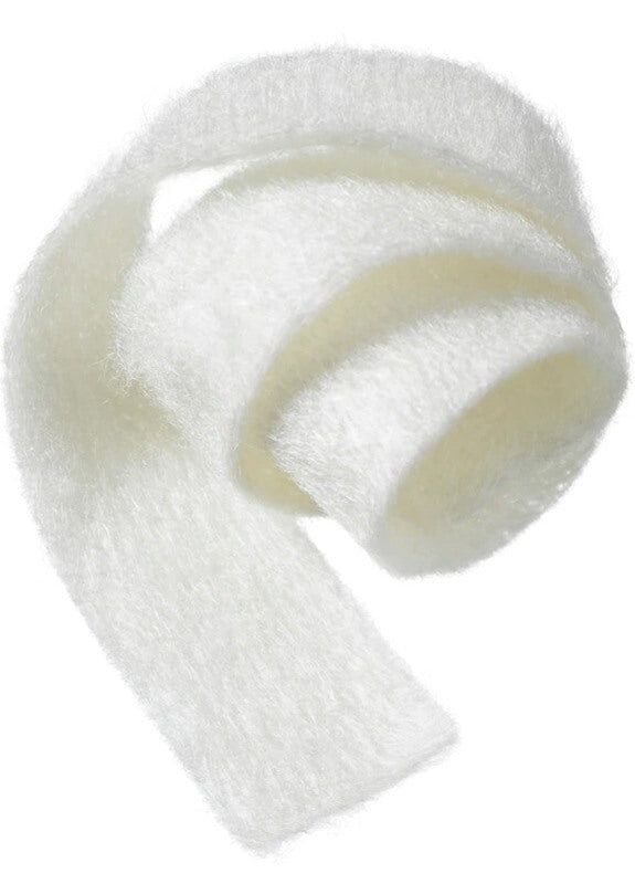 Ein weißes, flauschiges medizinisches Klebeband, aufgerollt.