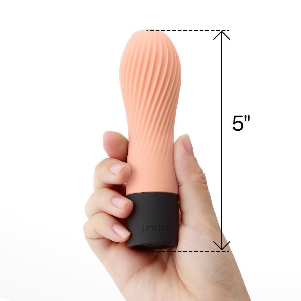 Vibrator in Pfirsichfarbe, 5 Zoll hoch, in einer Hand gehalten. Schwarzer Sockel mit "iroha". Geriffelte Oberfläche.