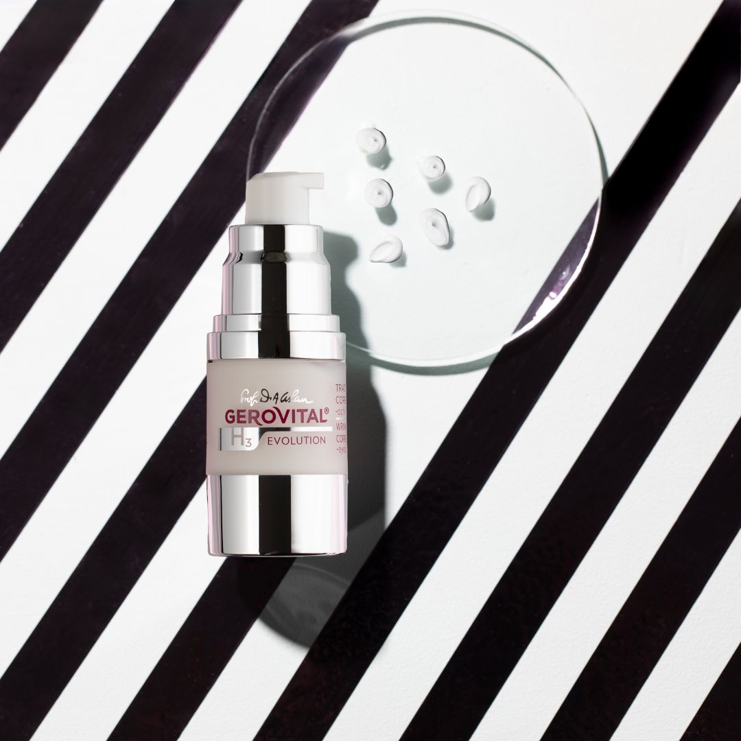 Gerovital-Serum auf schwarz-weiß gestreiftem Hintergrund. Mit Tropfen. H3 Evolution. Silberne Pumpe.