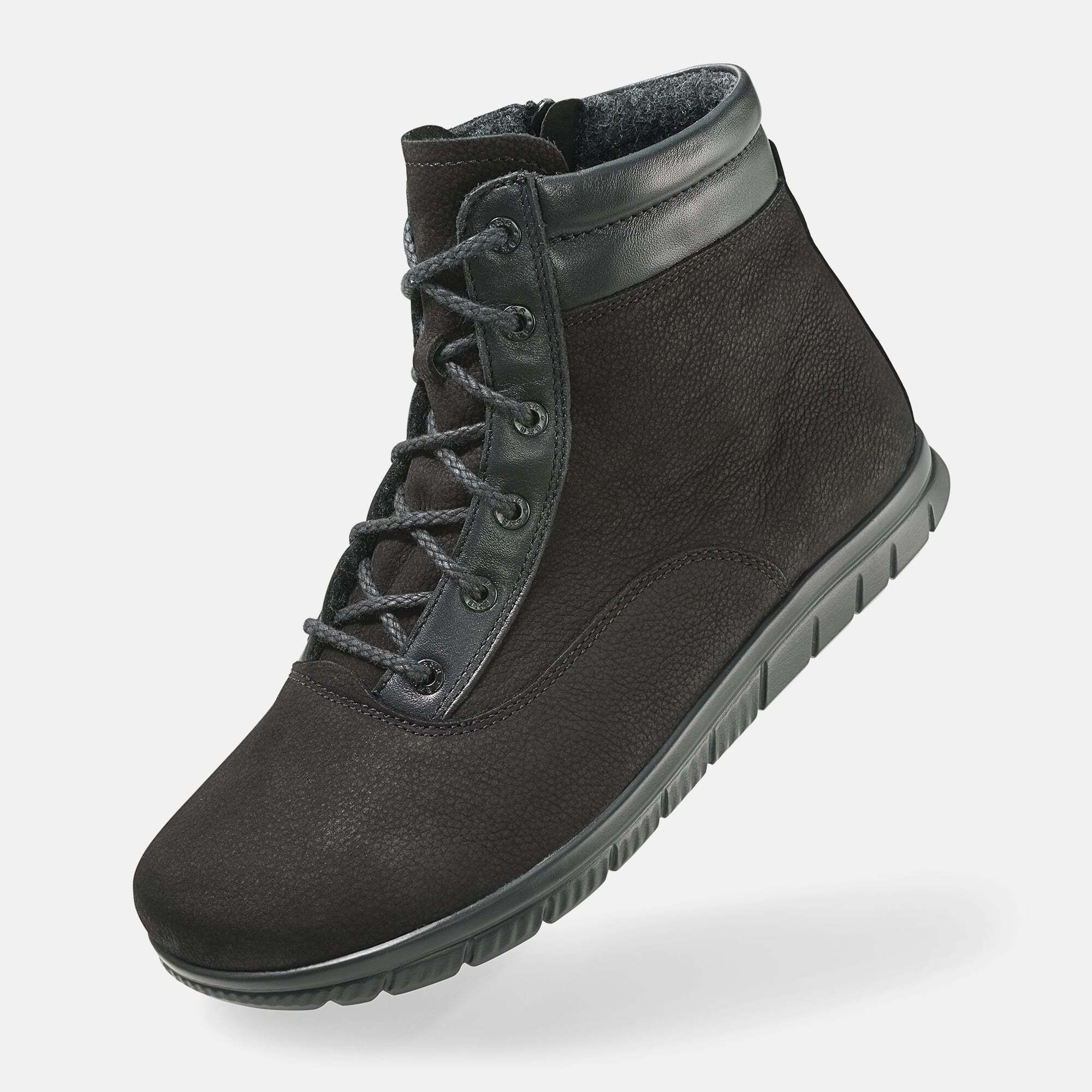 Schwarze Stiefelette, Schnürung, breite Passform. Leder, Gummisohle. Schuh leicht schräg, Seitenansicht.