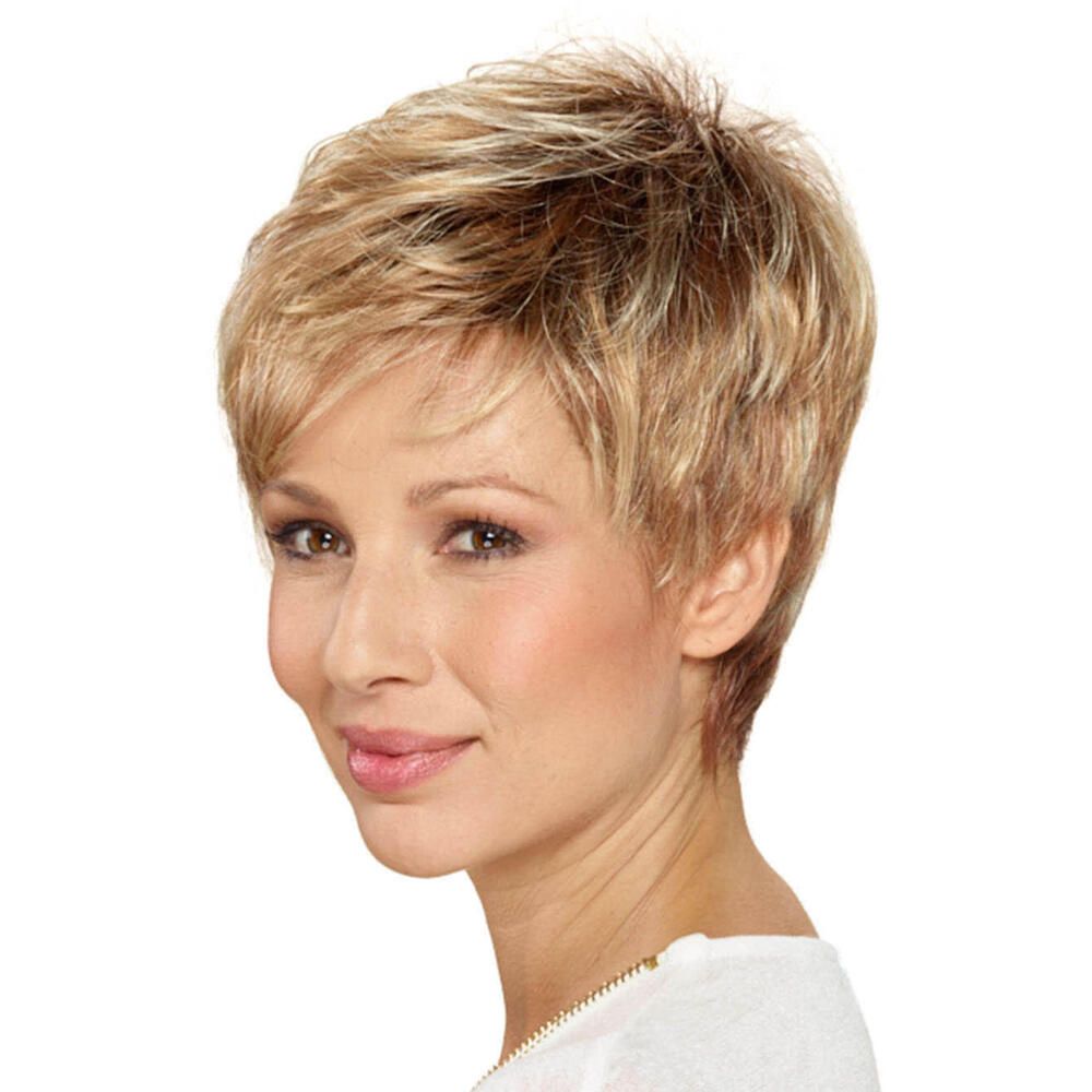 Kurzhaarperücke, blond-meliert, mit Seitenscheitel. Frau mit weißem Oberteil. Blick zur Seite.