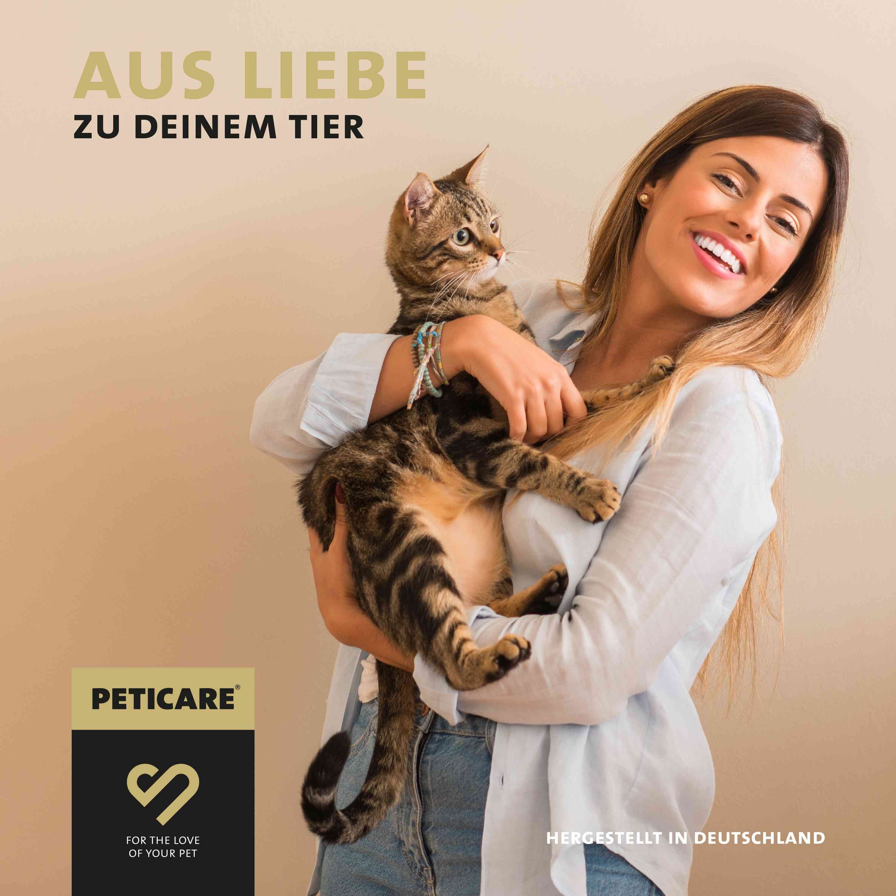 Frau hält Katze. Text: Aus Liebe zu deinem Tier. Logo: Peticare.