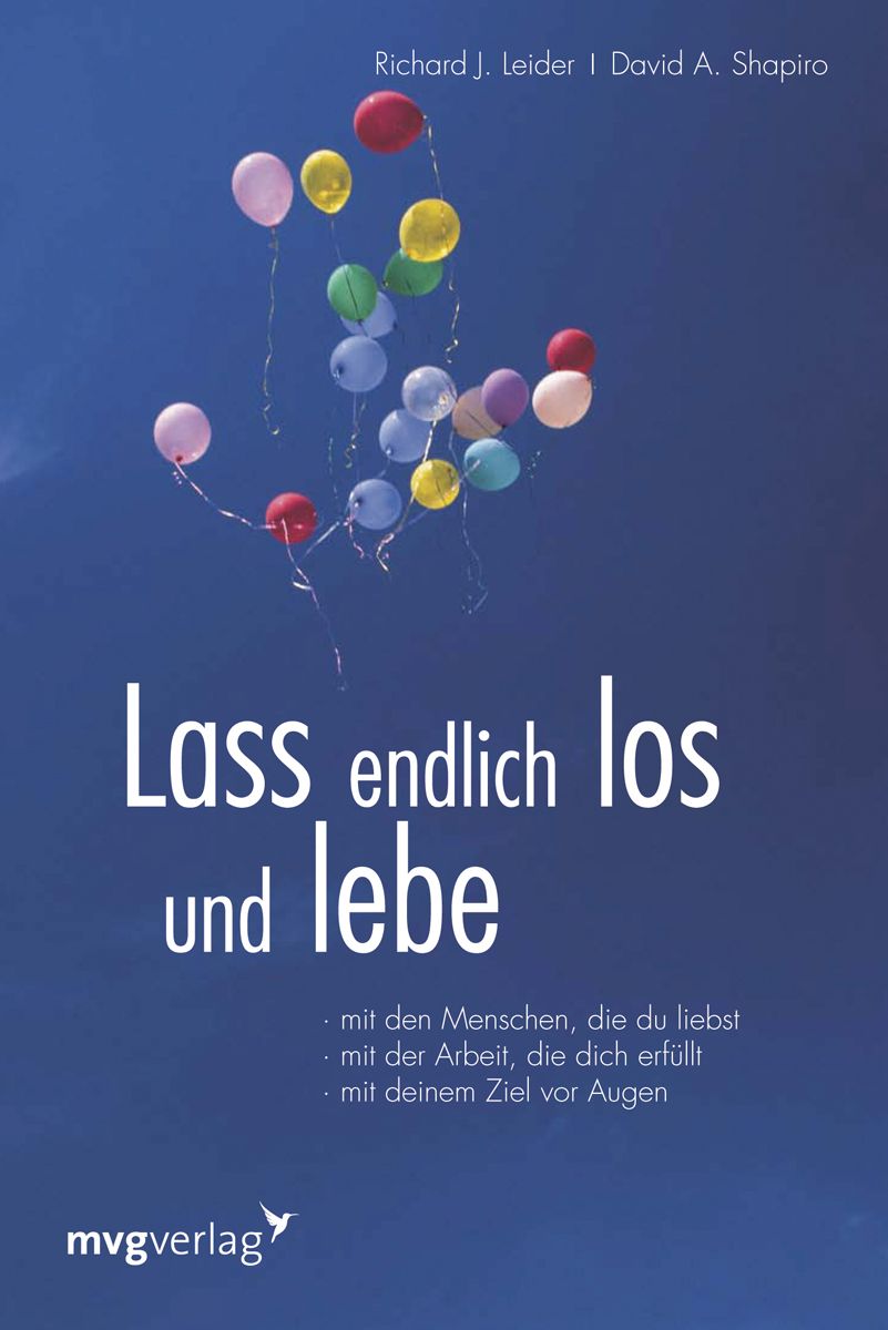 Buchcover mit blauem Hintergrund und bunten Ballons. Titel: Lass endlich los und lebe. Autoren: Richard J. Leider, David A. Shapiro. Verlag: mvgverlag.
