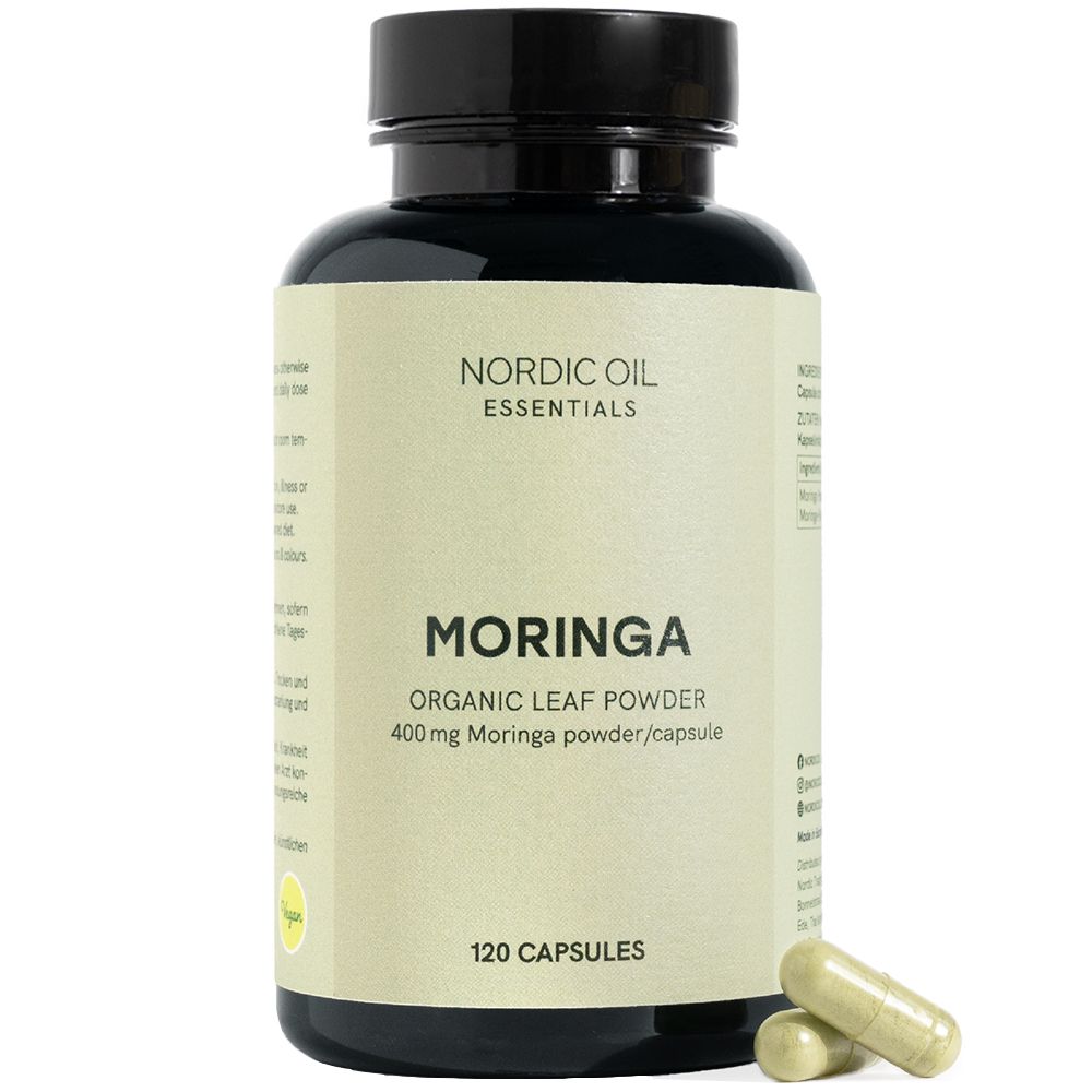 Braune Flasche mit schwarzen Deckel. Aufschrift: Nordic Oil Essentials, Moringa, 120 Kapseln. Zwei Kapseln liegen daneben.