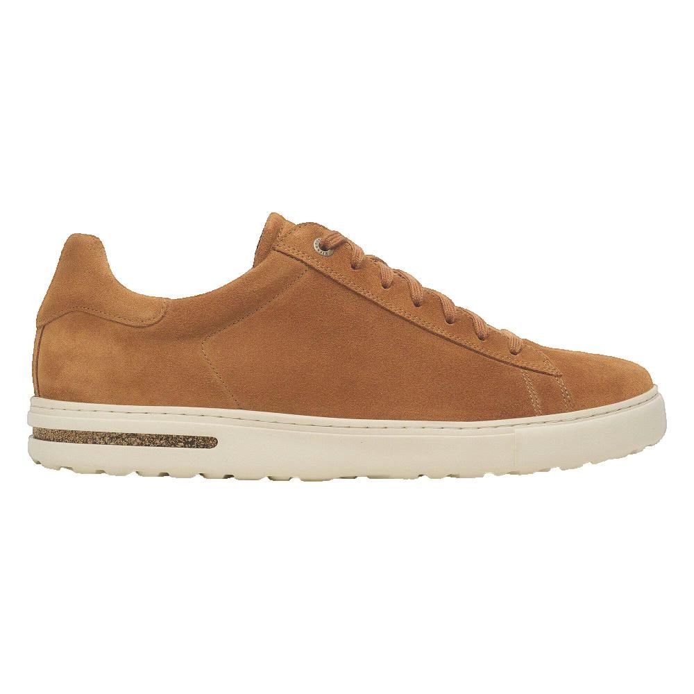Sneakers in pelle scamosciata marrone con suola bianca. Vista laterale. Lacci. Dettagli in sughero sulla suola.