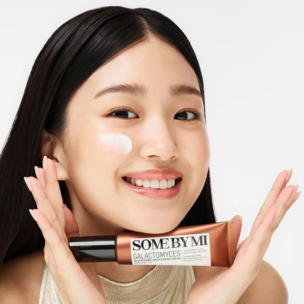 Frau mit SOME BY MI Galactomyces Creme auf der Haut.