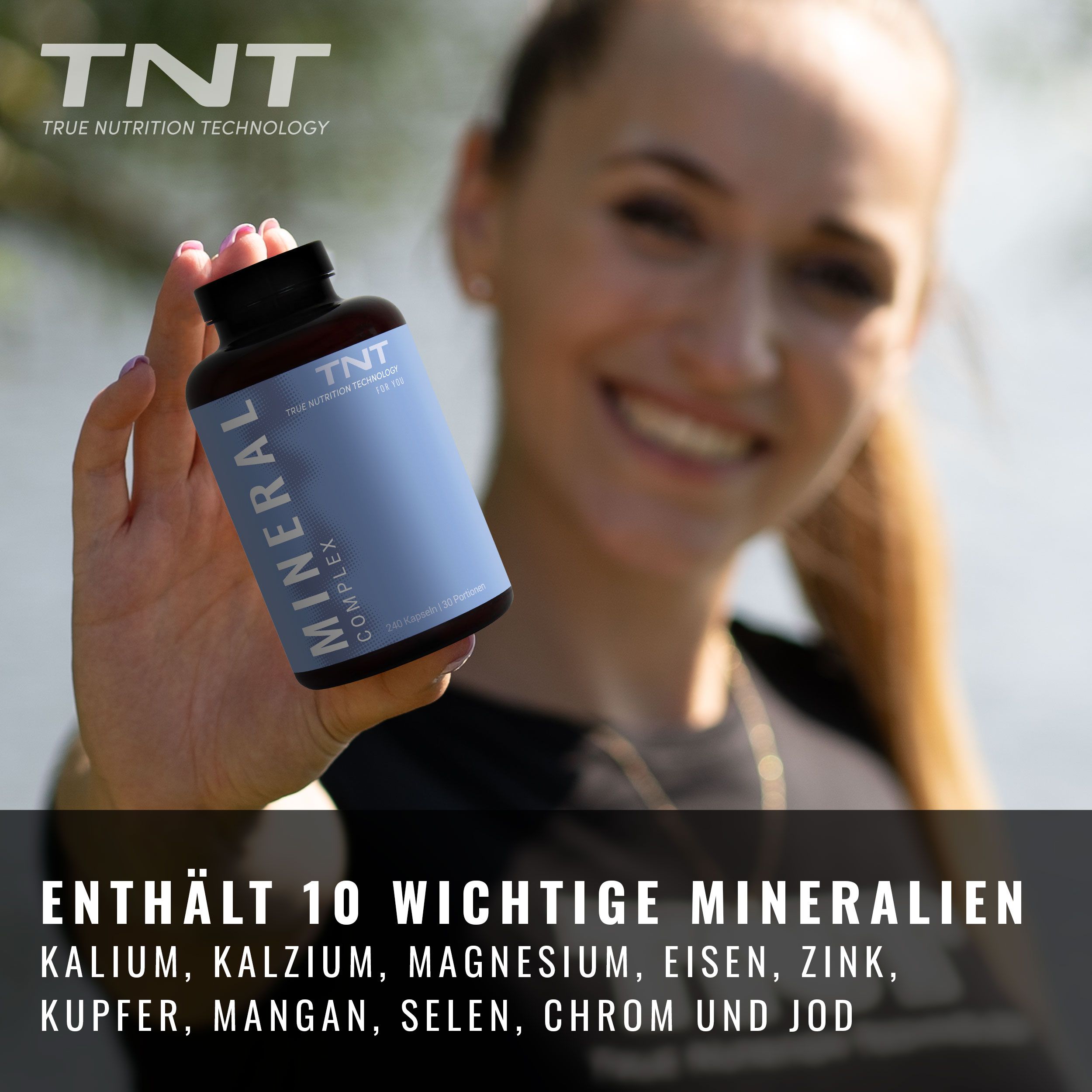Frau hält eine braune Flasche mit blauem Etikett. Aufschrift: MINERAL COMPLEX, TNT. Enthält 10 Mineralien.