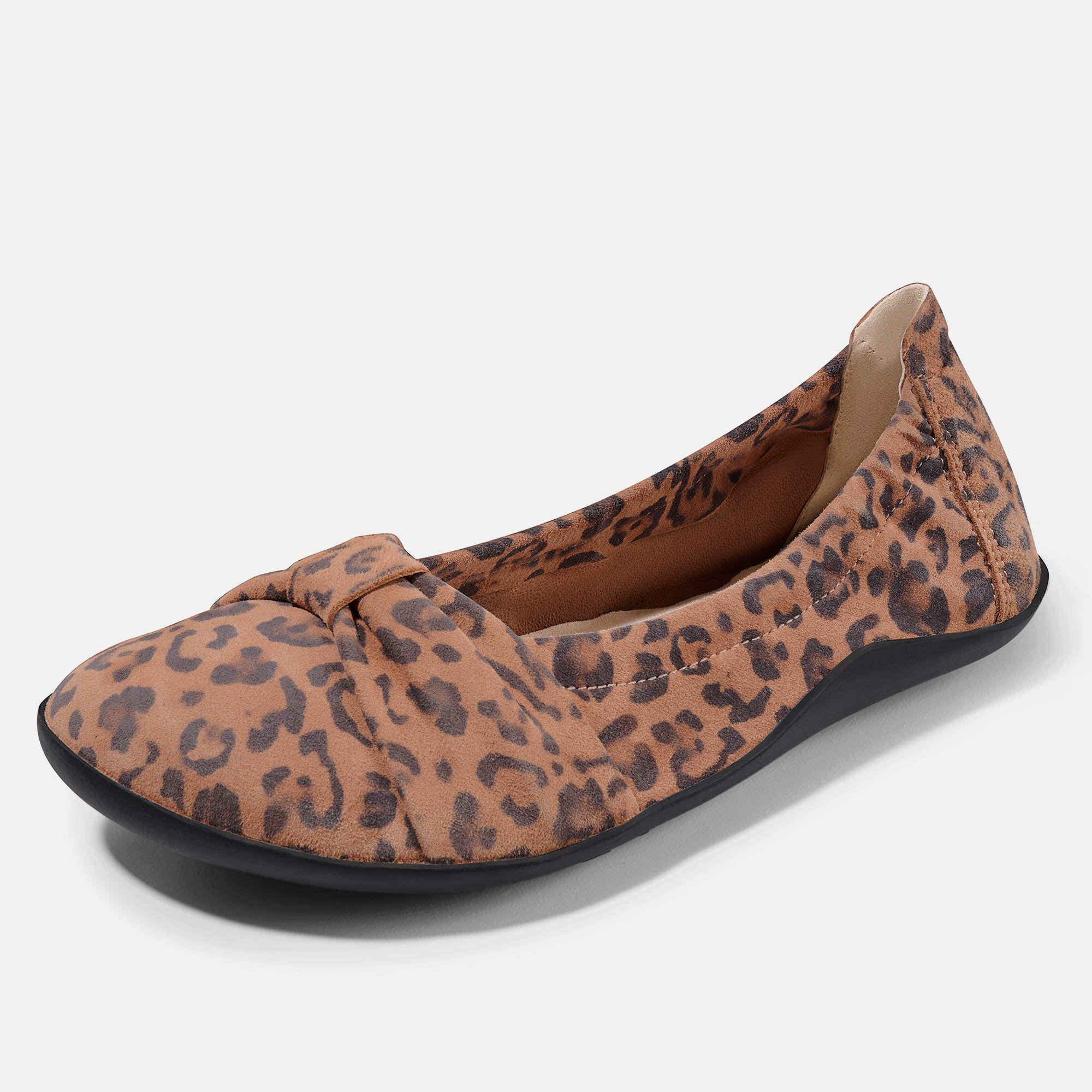Ballerina mit Leopardenmuster. Runde Zehen, Schleife vorn. Schwarze Sohle. Beige-braunes Obermaterial.