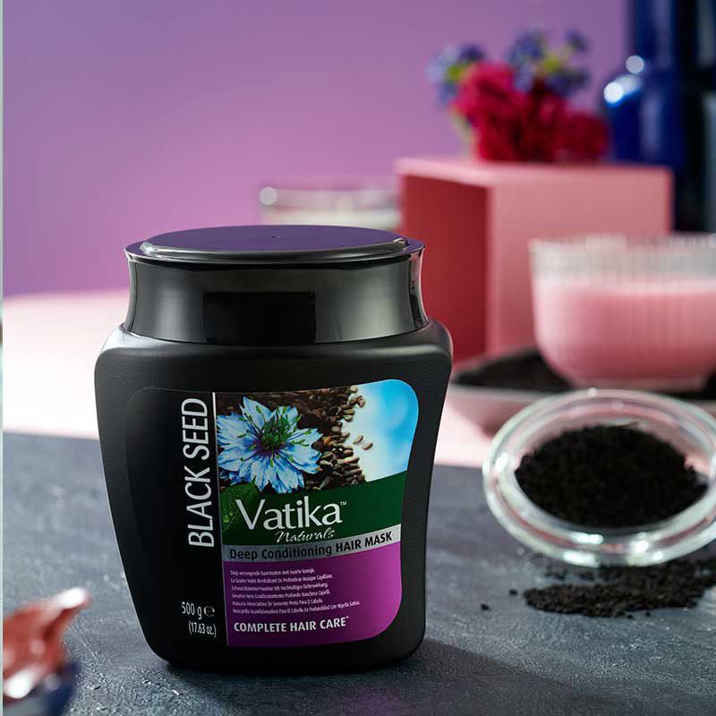 Schwarze Haarmaske mit Etikett. Aufschrift: Vatika Naturals, Deep Conditioning Hair Mask. Schwarzkümmel-Abbildung. 500g.