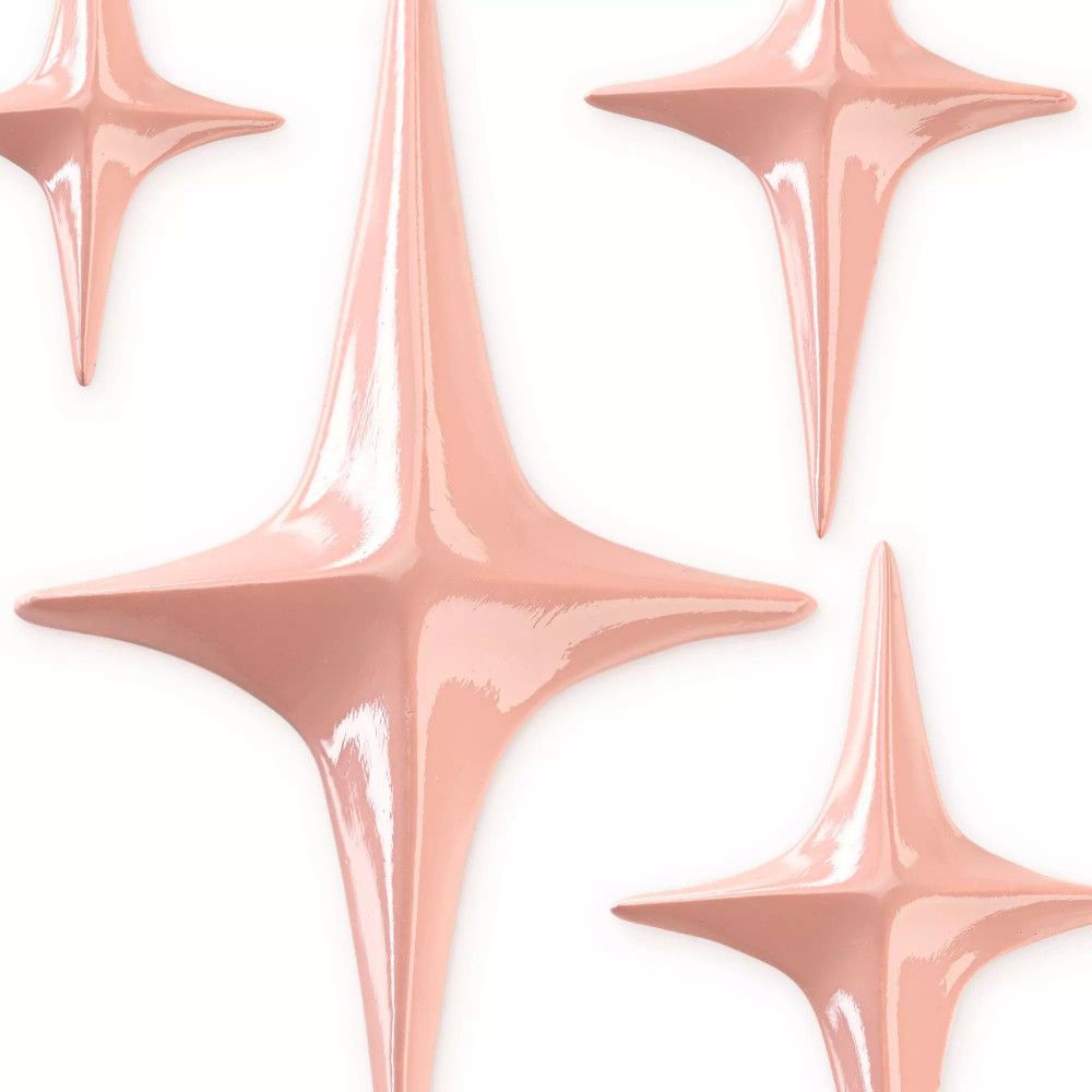 Vier sternförmige Objekte in Nude-Farbe. Glänzende Oberfläche. Auf weißem Hintergrund.