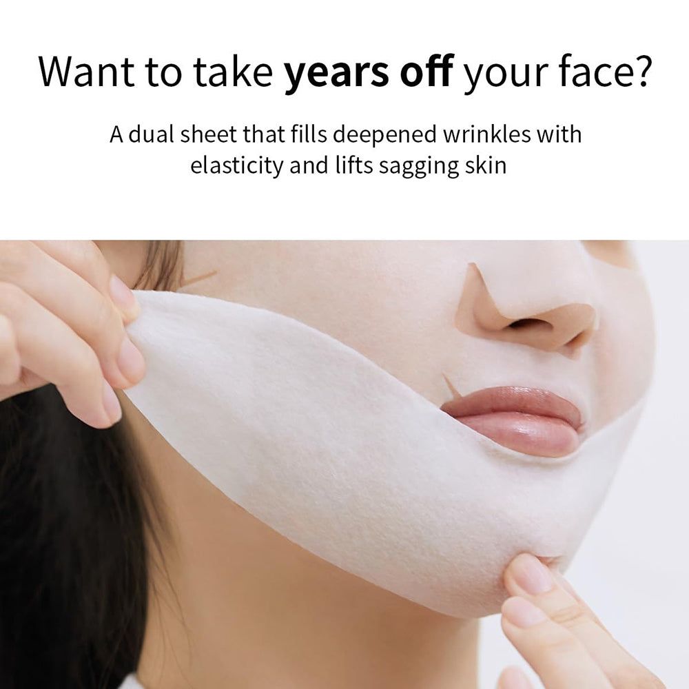Gesicht einer Person mit einer Gesichtsmaske. Die Maske wird von den Händen gehalten. Text: "Dual Sheet".