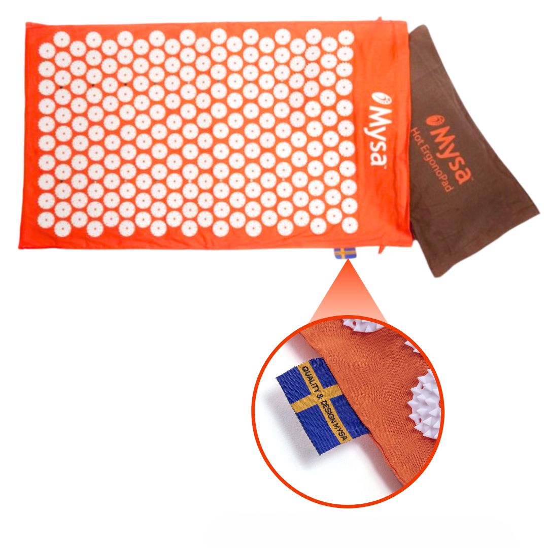 Orangenes ErgonoMag Mysa-Kissen mit weißen Noppen. Braunes Kissen daneben. Schwedisches Qualitäts- und Design-Label.