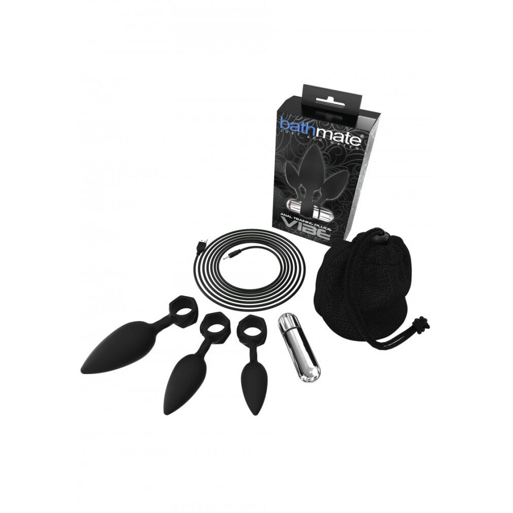 Set mit Analplugs, Vibrator, Ladekabel und Aufbewahrungsbeutel. Verpackung mit Produktnamen. Auf weißem Hintergrund.