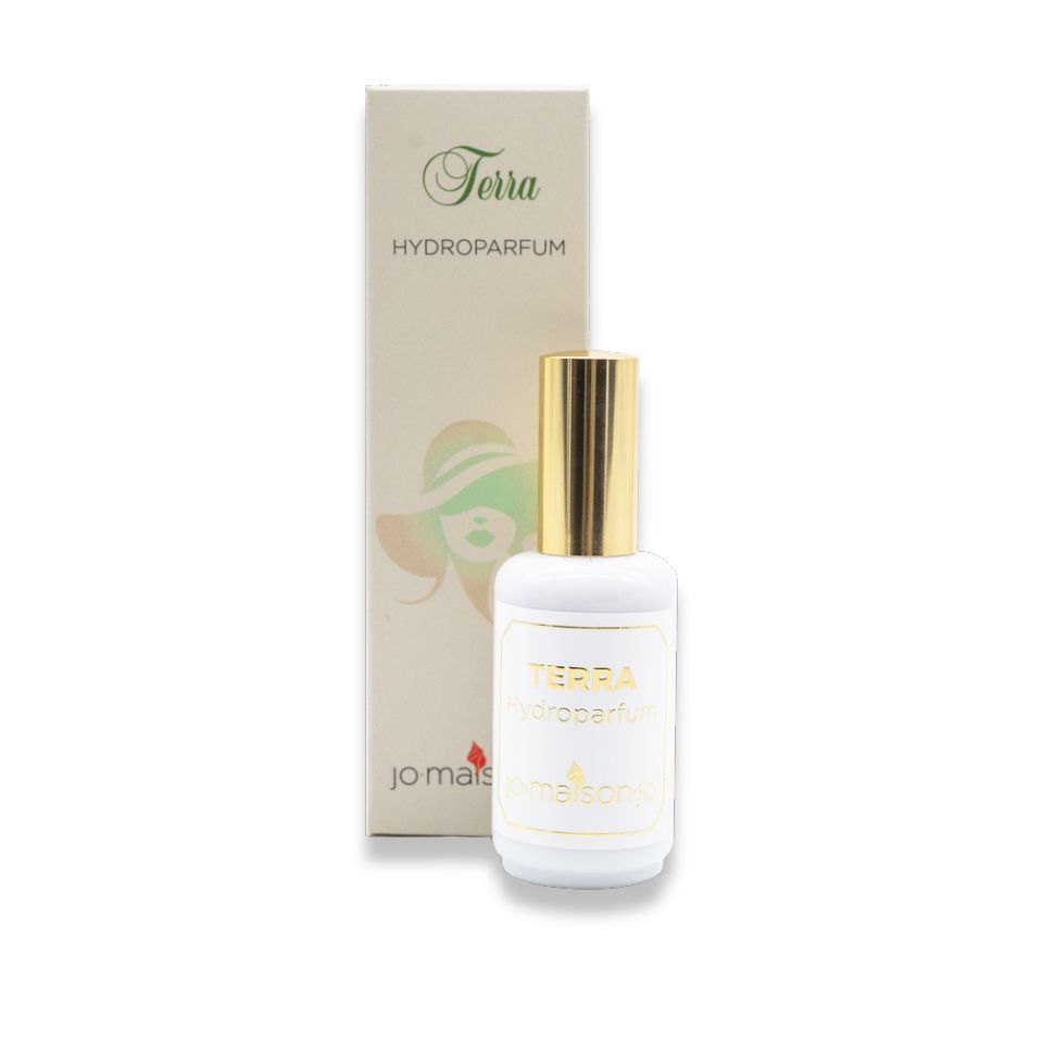 Flacone bianco con tappo dorato e scatola. Scritta: Terra Hydroparfum. Marchio: Jo.Maison.