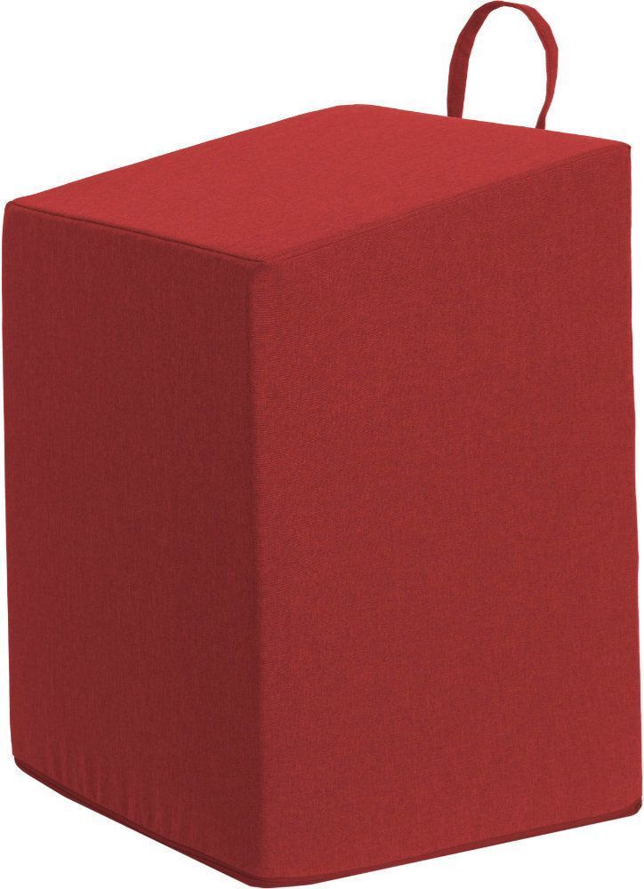 Roter, rechteckiger Sitzhocker mit Griff. Schräge Oberseite. Stoffbezug. Eckige Form.