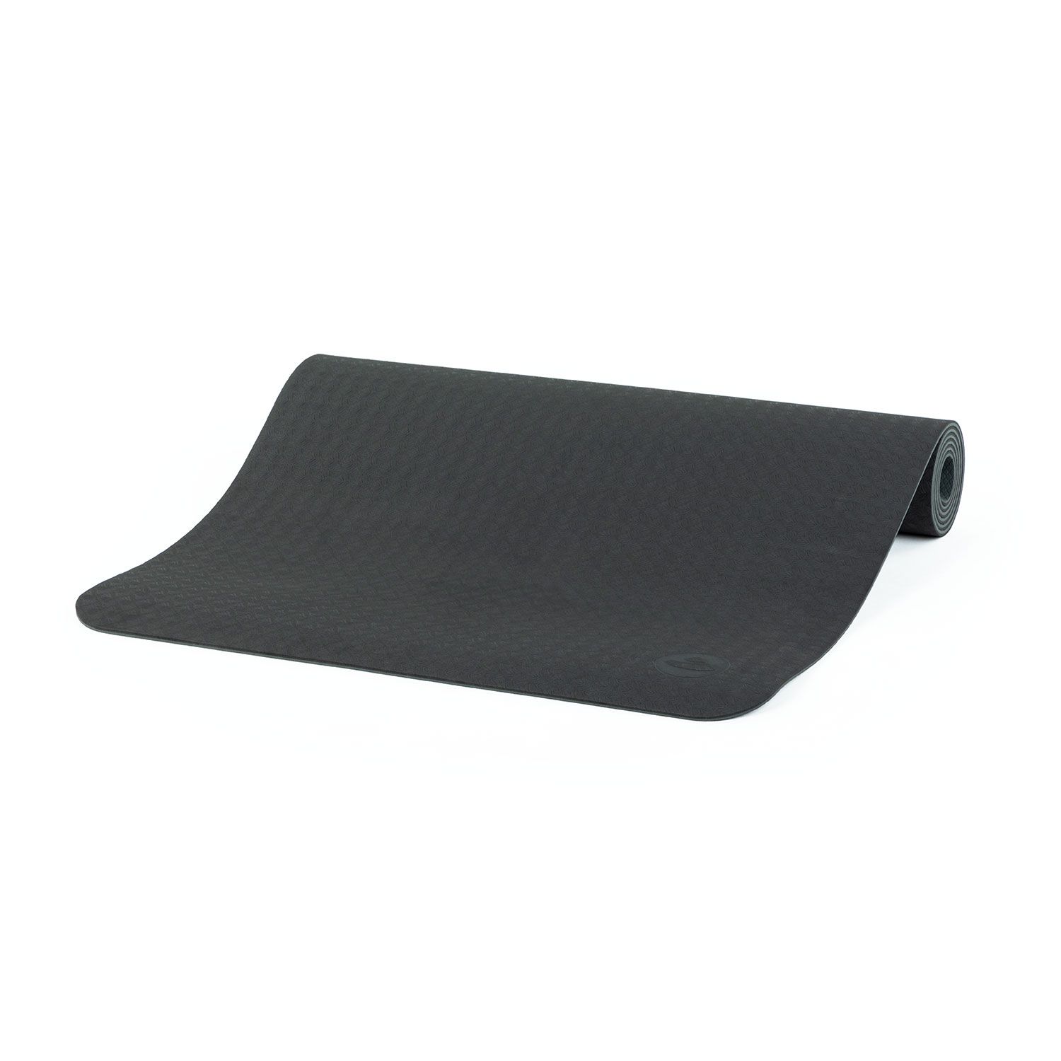 Anthrazitfarbene Yogamatte, teilweise gerollt. Oberseite mit Muster, Unterseite glatt. Logo sichtbar.