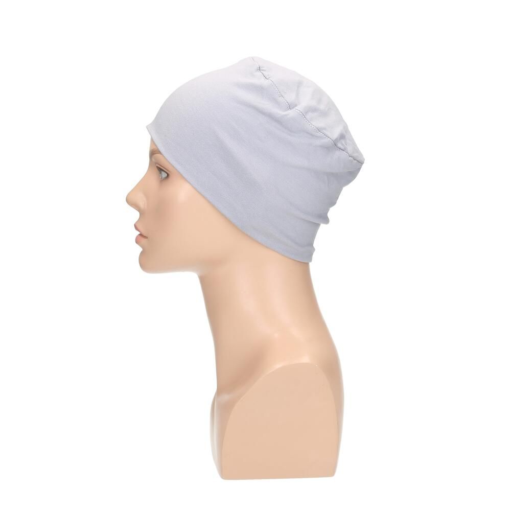 Hellgrauer Turban auf einer Büste. Seitenansicht. Glatter Stoff, ohne sichtbare Details.