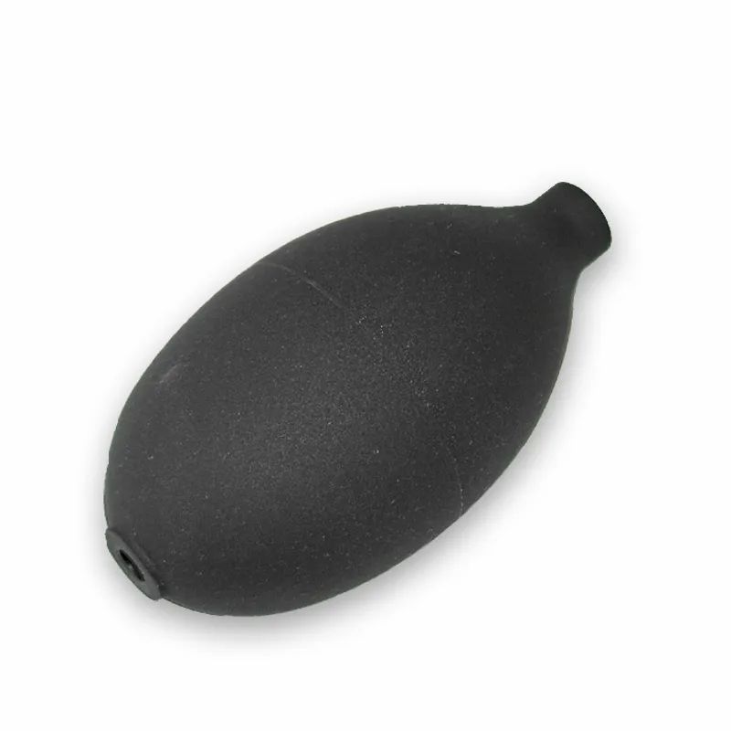 Schwarzer Gummiball mit einer Öffnung und einem Auslass. Das Produkt ist oval geformt.