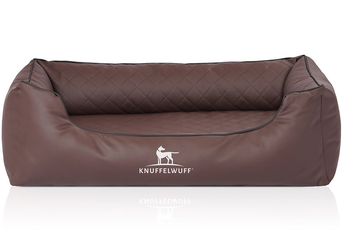 Braunes orthopädisches Hundebett mit gesteppter Liegefläche und erhöhtem Rand. Logo: Knuffelwuff.
