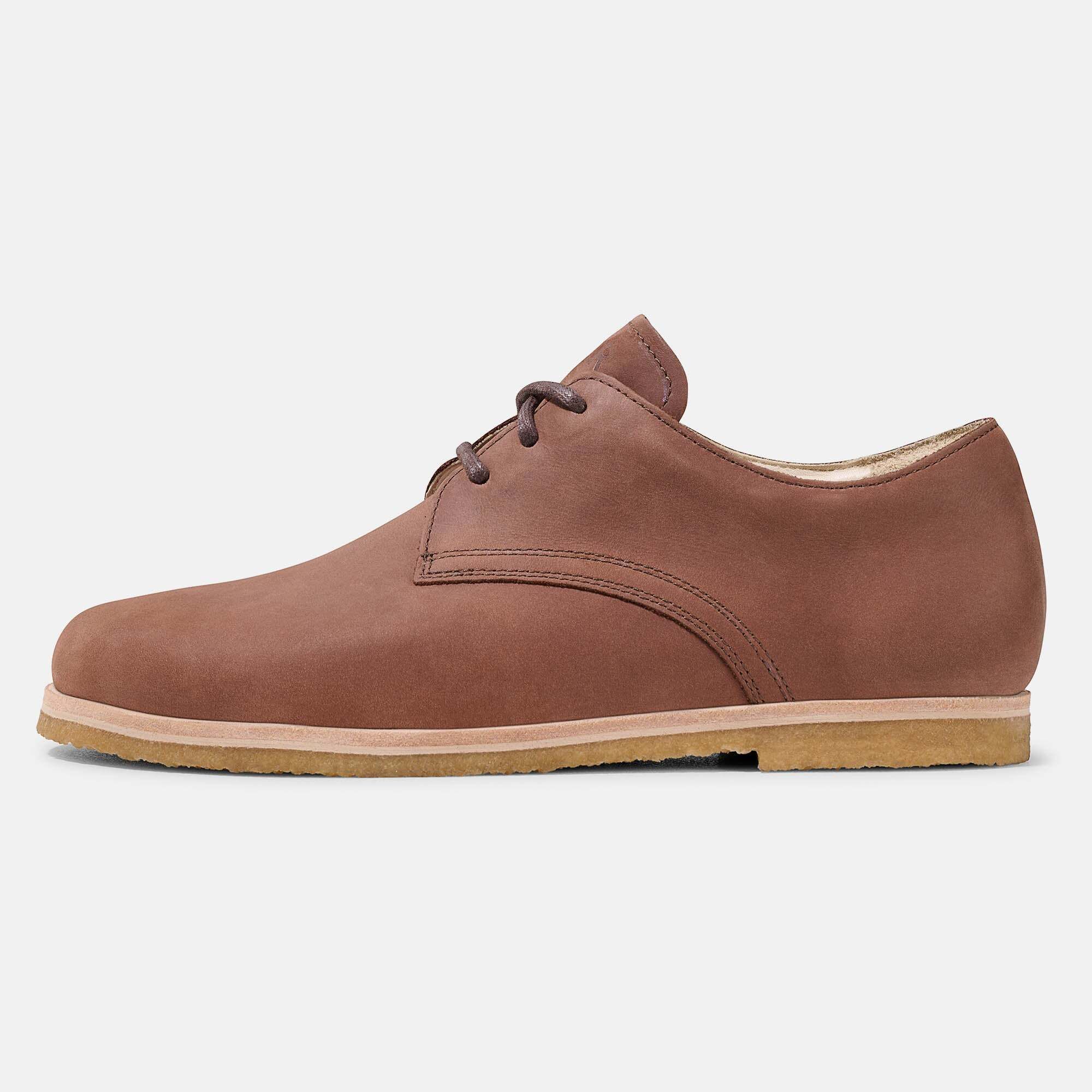 Brauner Leder-Schnürschuh für Herren, Seitenansicht, mit heller Gummisohle.