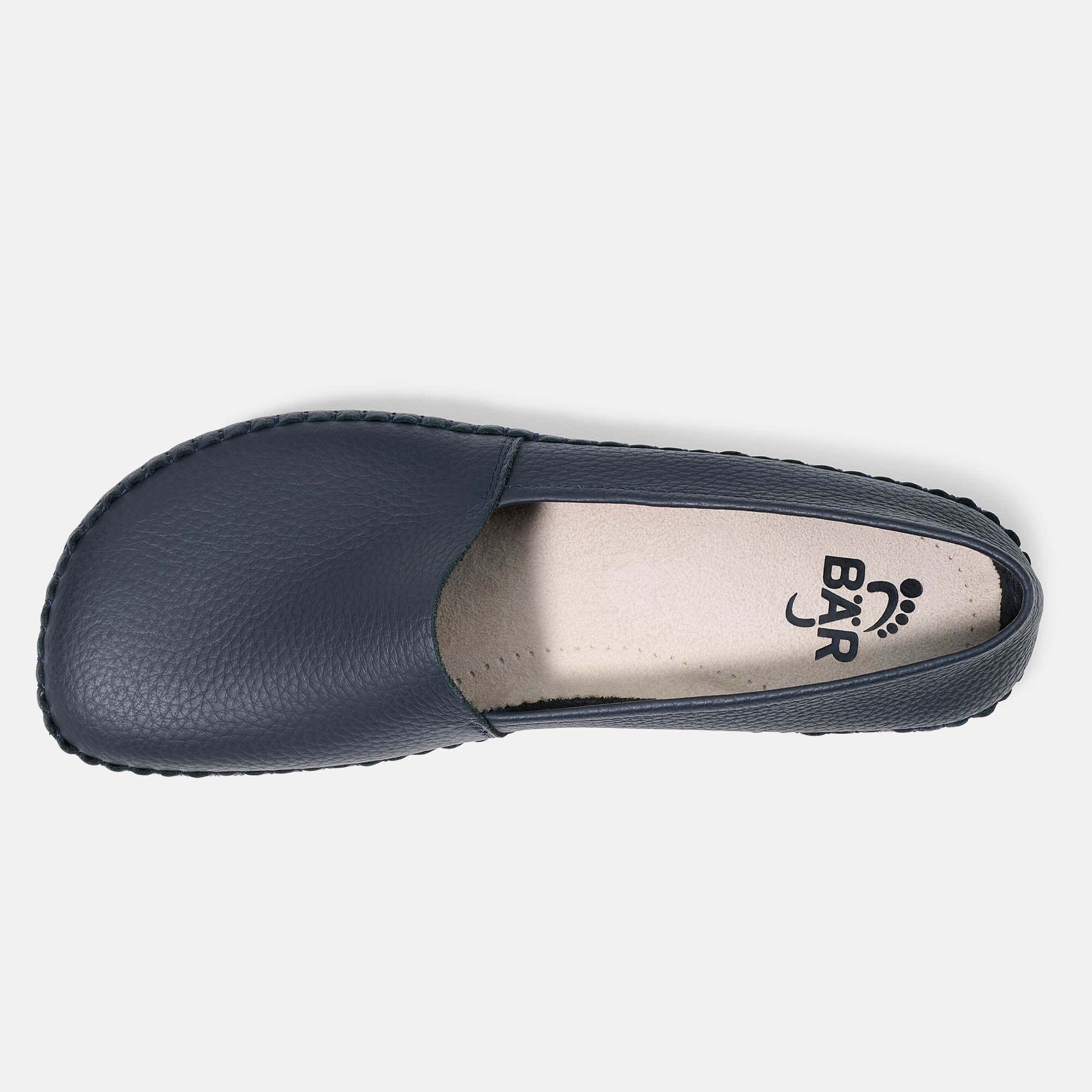 Ein Paar dunkelblaue Leder-Slipper mit breiter Passform, von vorne.