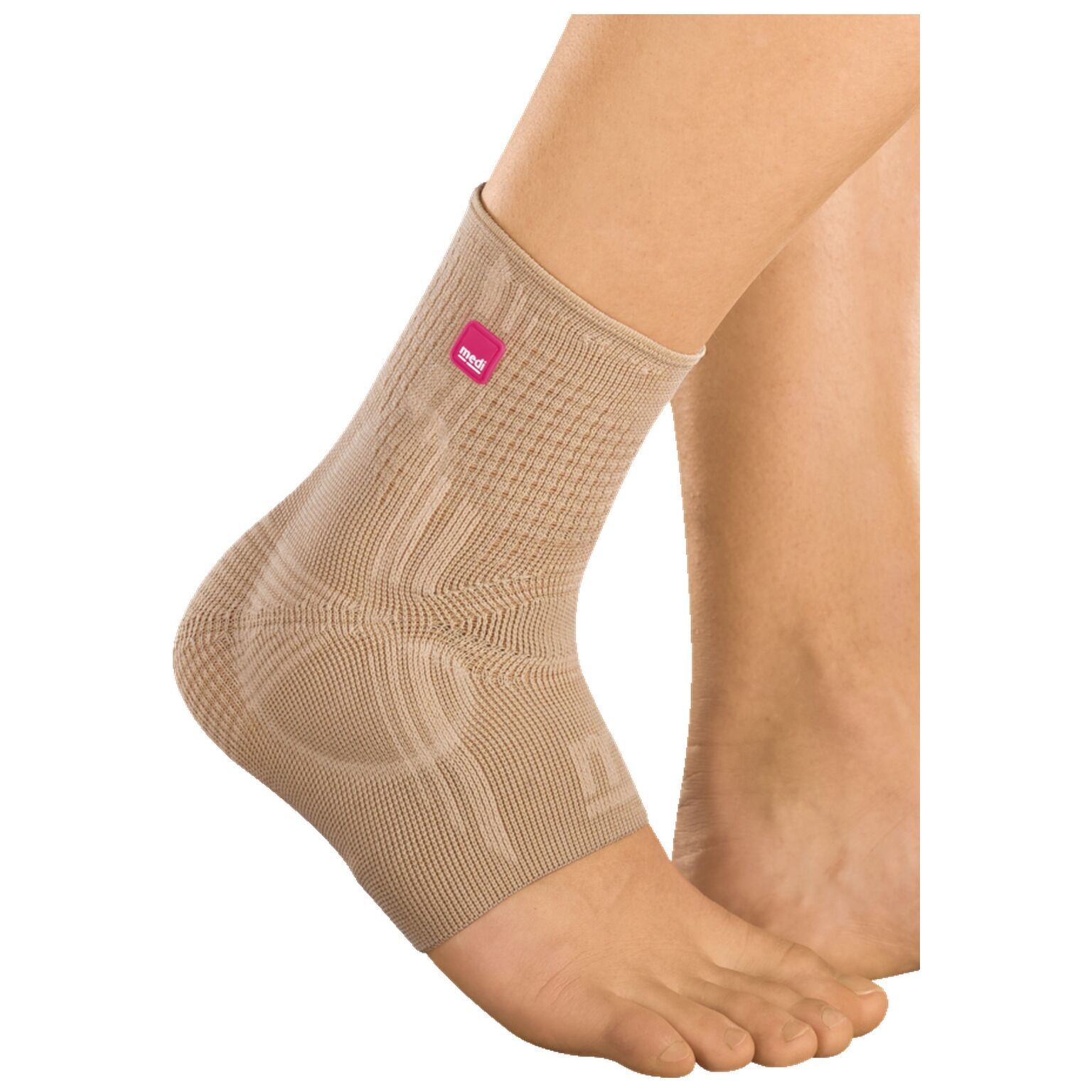Beige Sprunggelenkbandage am Fuß. Rosa Logo-Etikett. Gestricktes Material. Anatomische Form.